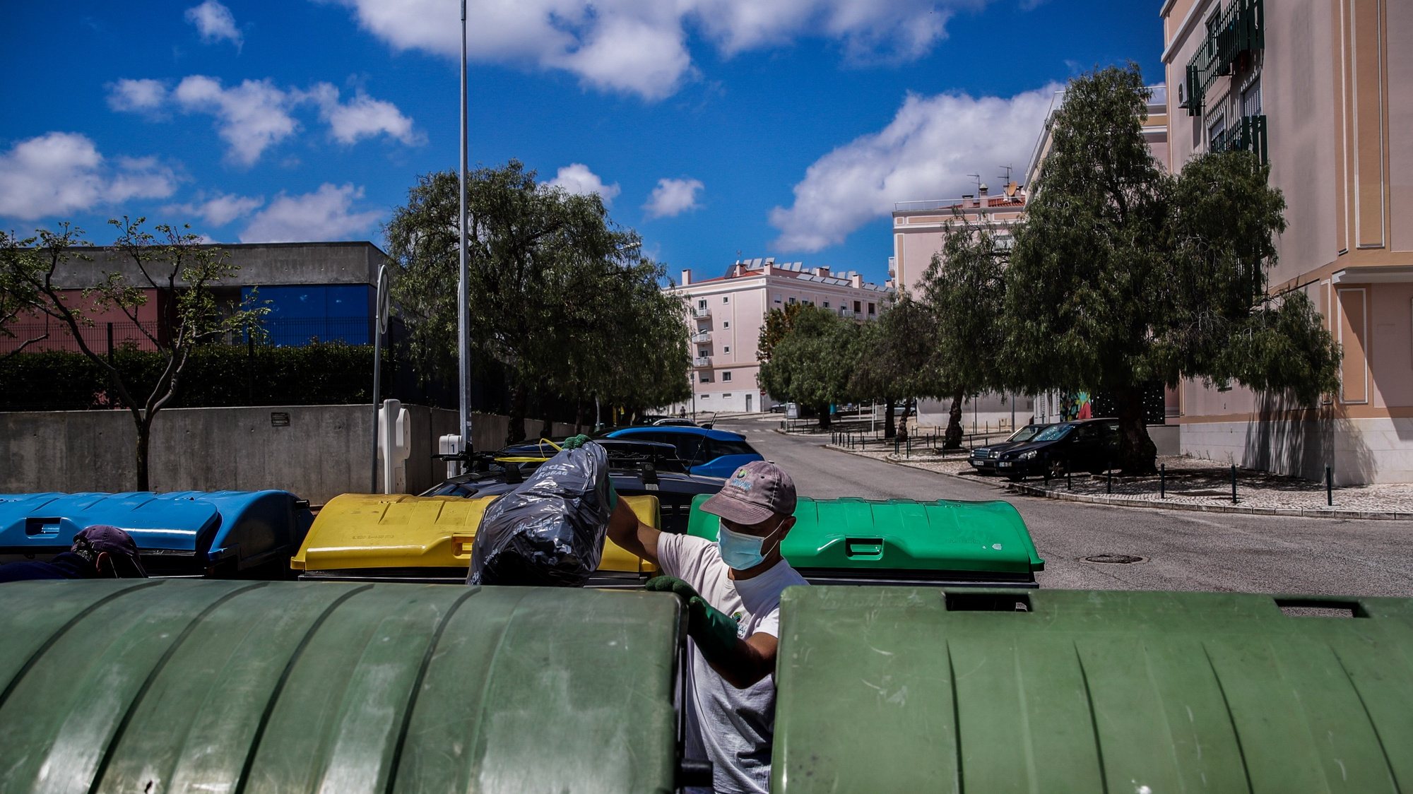 As equipas de Recolha de ResÃ­duos Urbanos dos SIMAR foram reduzidas para metade mas a quantidade de lixo a recolher aumentou durante a situaÃ§Ã£o epidemiolÃ³gica da Covid-19, Loures, 30 de abril de 2020. (ACOMPANHA TEXTO DO DIA 02 MAIO 2020 .  MÃRIO CRUZ/LUSA