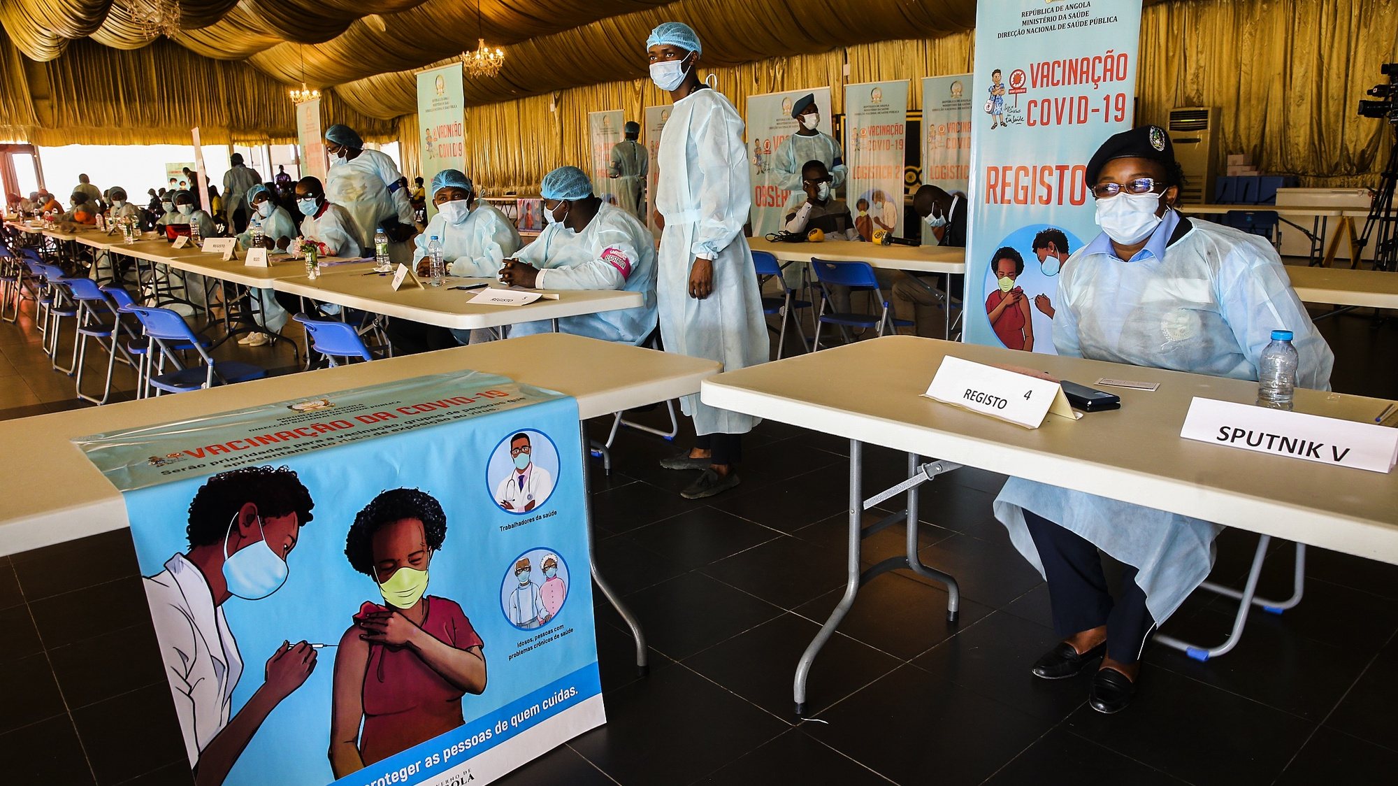 Profissionais durante a campanha de vacinação contra a covid-19 no Centro Paz Flor, em Luanda, Angola, 14 de maio de 2021. (ACOMPANHA TEXTO DA LUSA DO DIA 16 DE MAIO DE 2021). AMPE ROGÉRIO/LUSA