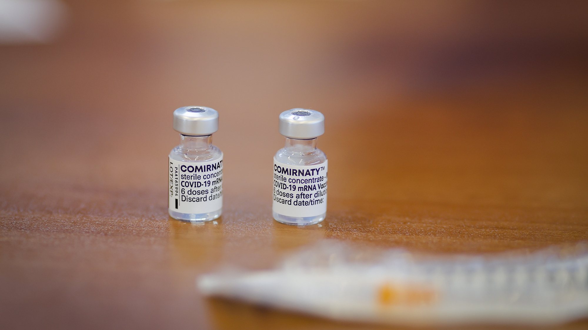 epa09191344 A vial of Pfizer-BioNTech COVID-19 vaccine is pictured at a vaccination center in Pristina, Kosovo, 11 May 2021. The European Commission and Austria announced on 20 April that a total of 651,000 doses of Pfizer-BoiNTech vaccines will be delivered to the Western Balkan region, on a weekly basis, from early May to August. Of these, 95,000 vaccines are dedicated for Kosovo.  EPA/VALDRIN XHEMAJ