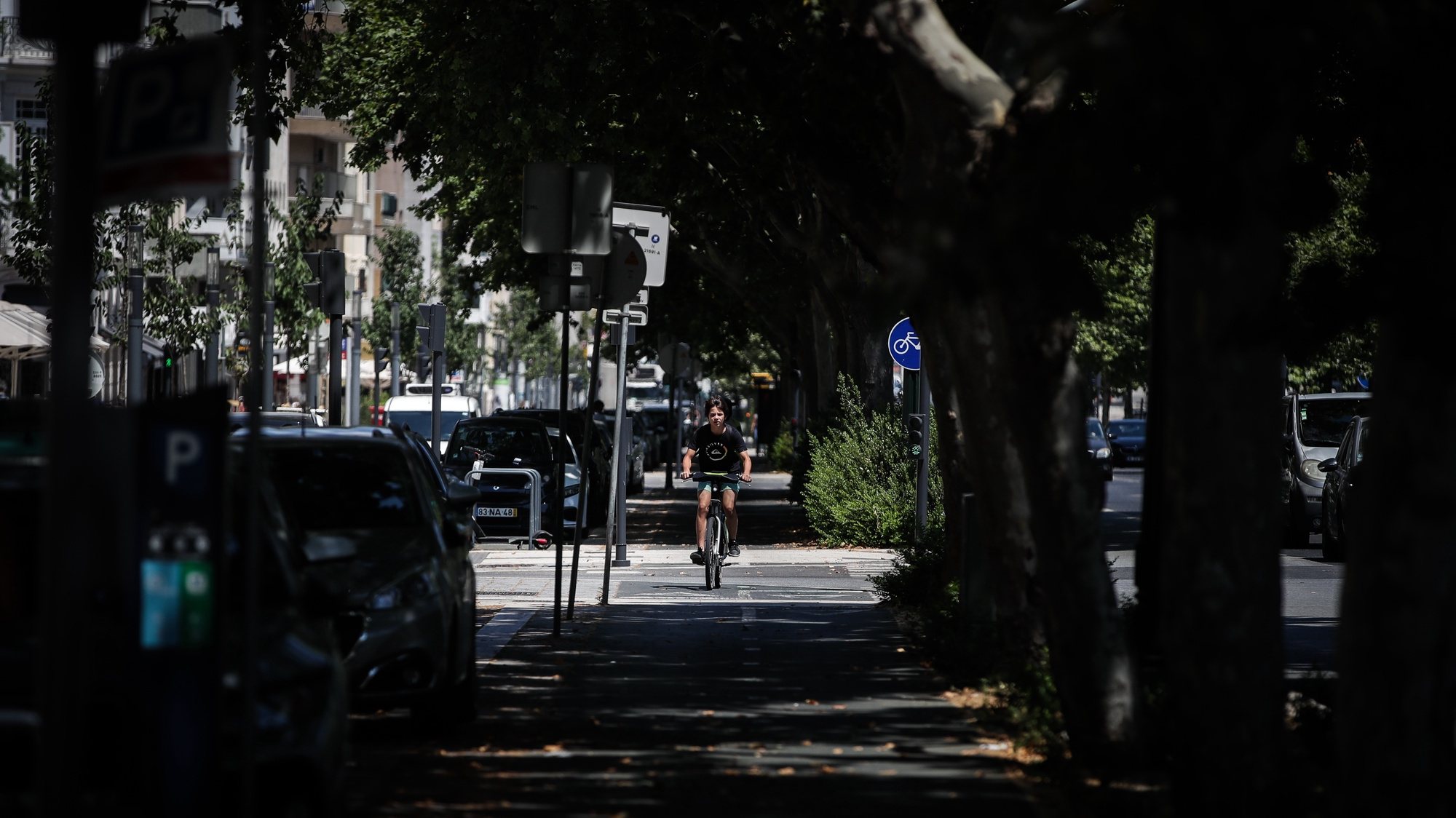 Uma pessoa utiliza uma bicicleta da rede de bicicletas partilhadas Gira, em Lisboa, em Lisboa, 16 de julho de 2020. (ACOMPANHA TEXTO DA LUSA DO DIA 18 DE JULHO DE 2020). MÁRIO CRUZ/LUSA