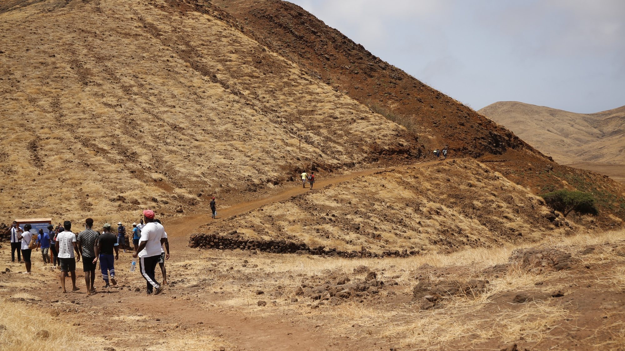 Caminheiros percorrem o novo troço de 2.800 metros da Rota Pedestre, entre a Baía do Inferno e Monte Angra, que sobe a antigo vulcão, e quer atrair turismo de caminhadas para ilha cabo-verdiana de Santiago, Cabo Verde, 29 de maio de 2021. O percurso, panorâmico e que oferece a vista para a ilha do Fogo, inserido na maior falésia costeira de Cabo Verde e uma das mais altas de todo o Atlântico Norte, conta-se em 2.800 metros, que se percorre num dia de passeio, exclusivamente a pé, mas a vista até ao cume é incontável. (ACOMPANHA TEXTO DA LUSA DO DIA 07 DE JUNHO DE 2021). FERNANDO DE PINA/LUSA