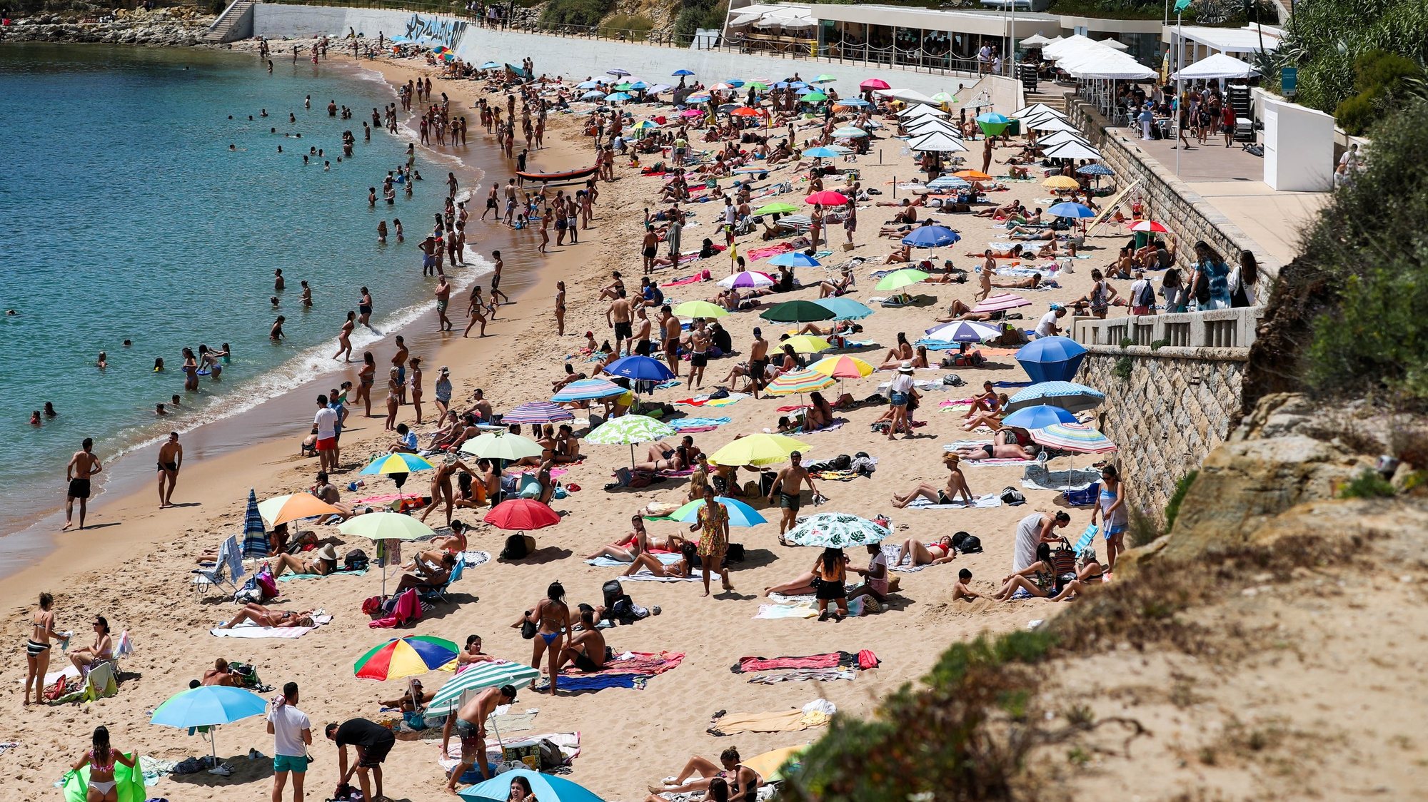 Populares frequentam a praia de São Pedro do Estoril, em Cascais, 10 de junho de 2021. Devido às altas temperaturas, a afluência foi muito alta nas praias da Linha do Estoril. JOSE SENA GOULAO/LUSA
