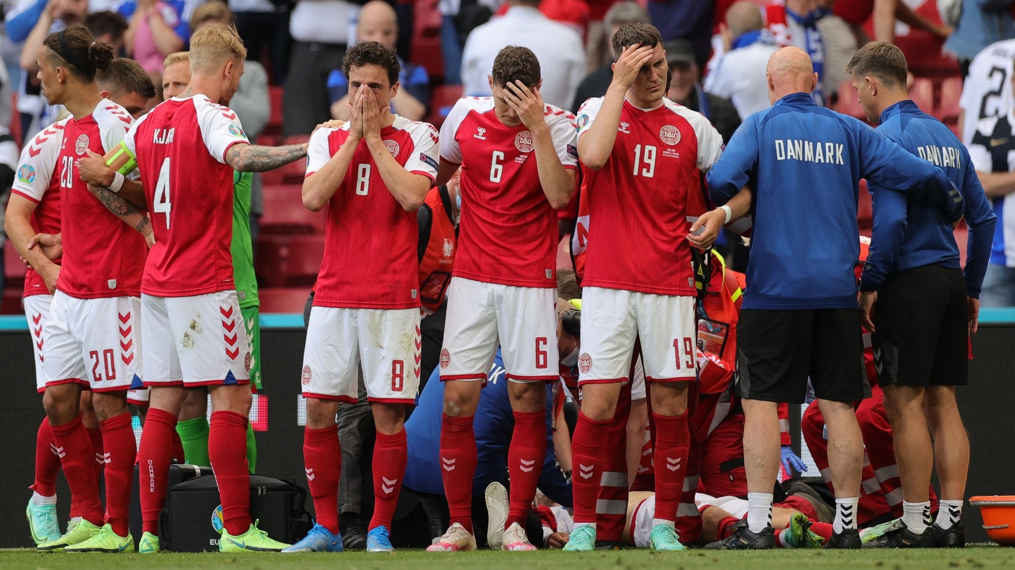 Jogadores dinamarqueses ficaram em lágrimas com tudo o que aconteceu a Eriksen mas voltaram a jogo após saberem que estava tudo bem com o companheiro de equipa