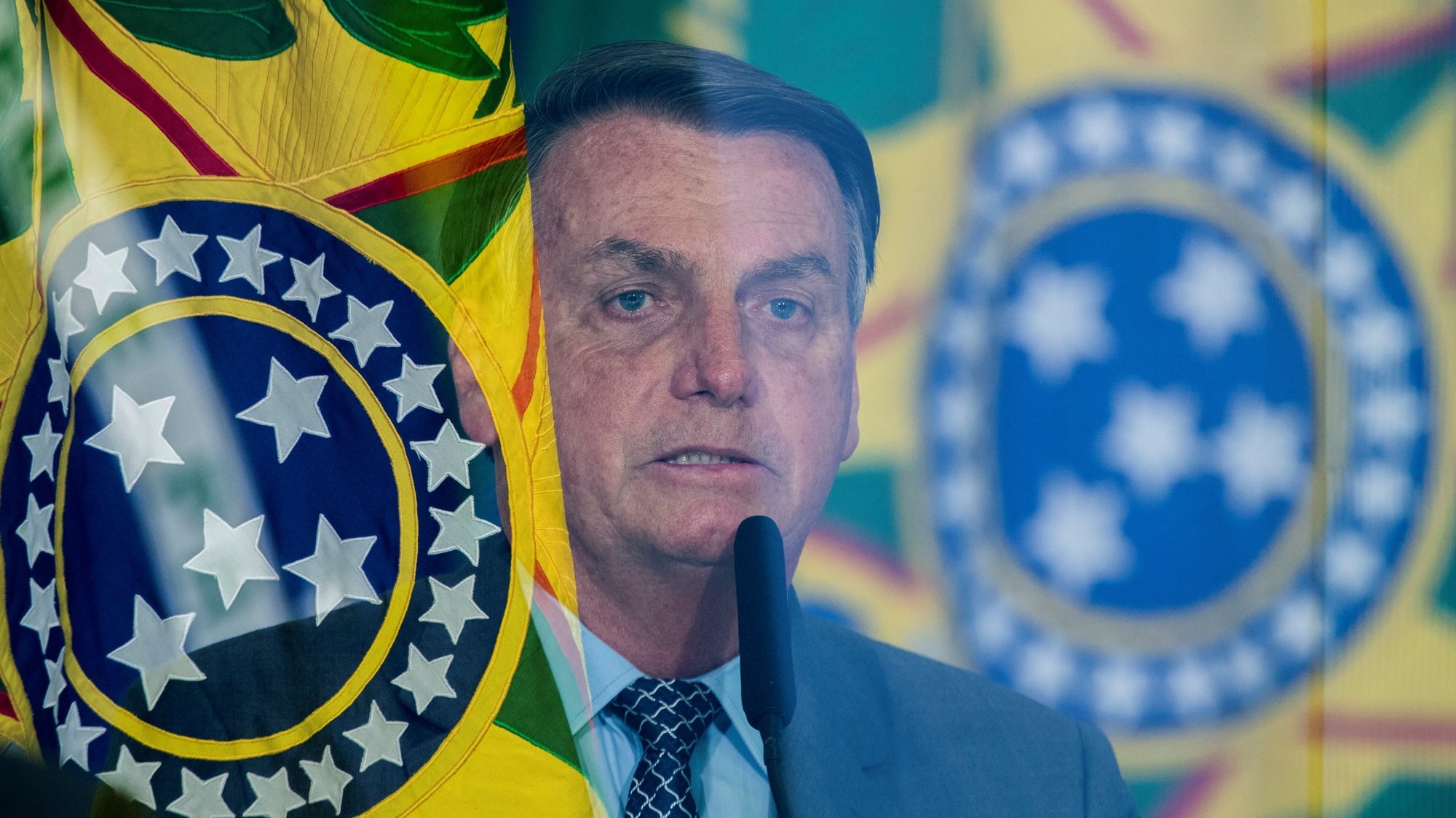 epa09210511 President of Brazil Jair Bolsonaro participates in the launching ceremony of the Los Gigantes de lo Alfalto program, in Brasilia, Brazil, 18 May 2021. Former Brazilian Foreign Minister Ernesto Araujo attributed the erratic fight to Covid-19 to the Ministry of Health, when he appeared on 18 May before a Senate commission that investigates possible omissions of the Government in the face of a pandemic that has already killed almost 440,000 people in the country.  EPA/Joedson Alves