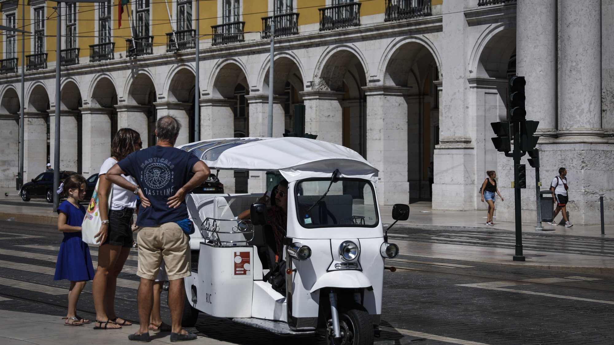 Um tuk-tuk no Terreiro do Paço durante a reportagem sobre o impacto da covid-19 no negócio dos tuk-tuk e na animação turística, em Lisboa, 13 de agosto de 2020. (ACOMPANHA TEXTO DE 15/08/2020) RODRIGO ANTUNES/LUSA