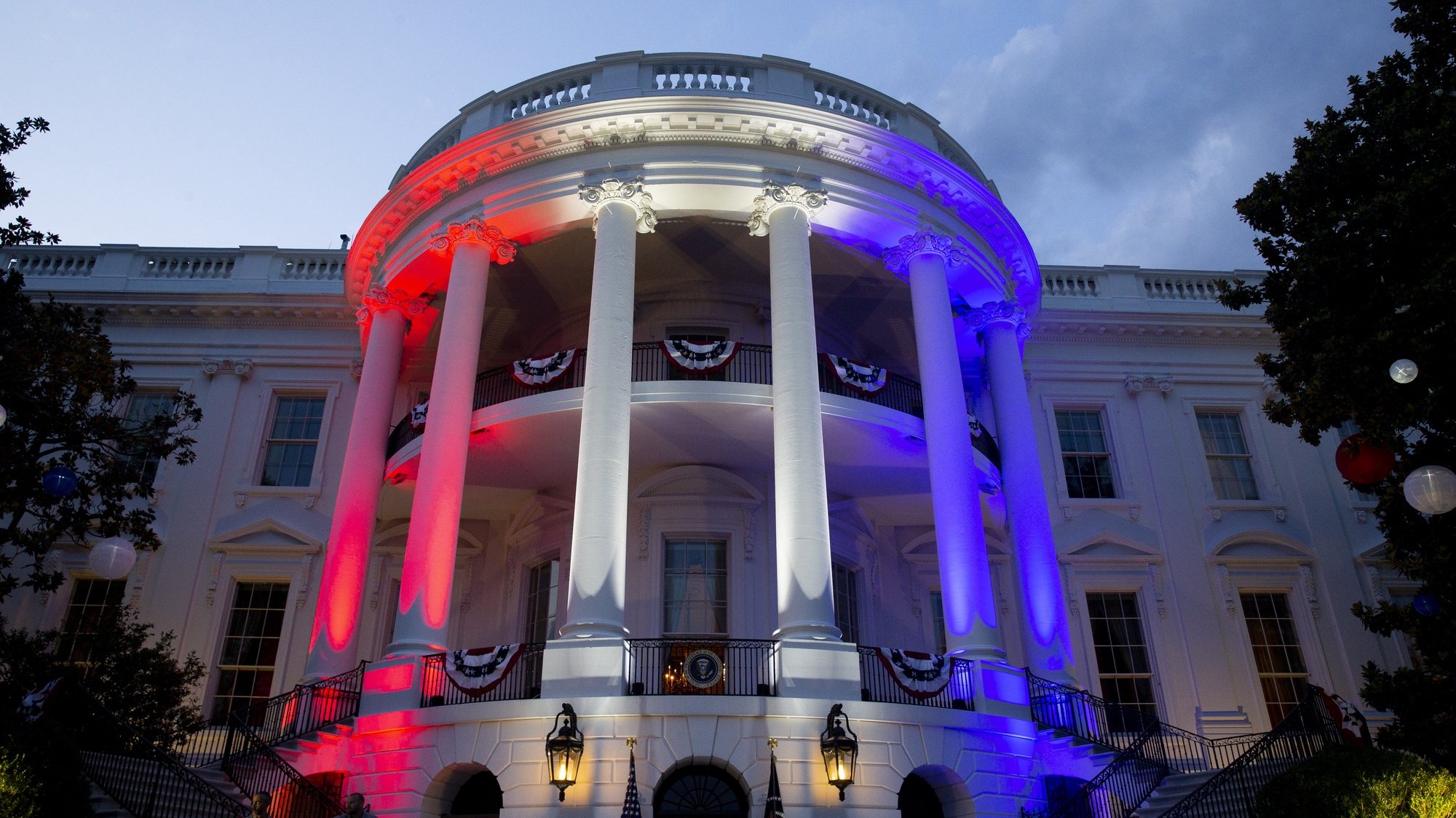 epa09322907 The South Portico of the White House is illuminated with the colors of the US national flag during a celebration of Independence Day in Washington, DC, USA, 04 July 2021.  EPA/MICHAEL REYNOLDS / POOL
