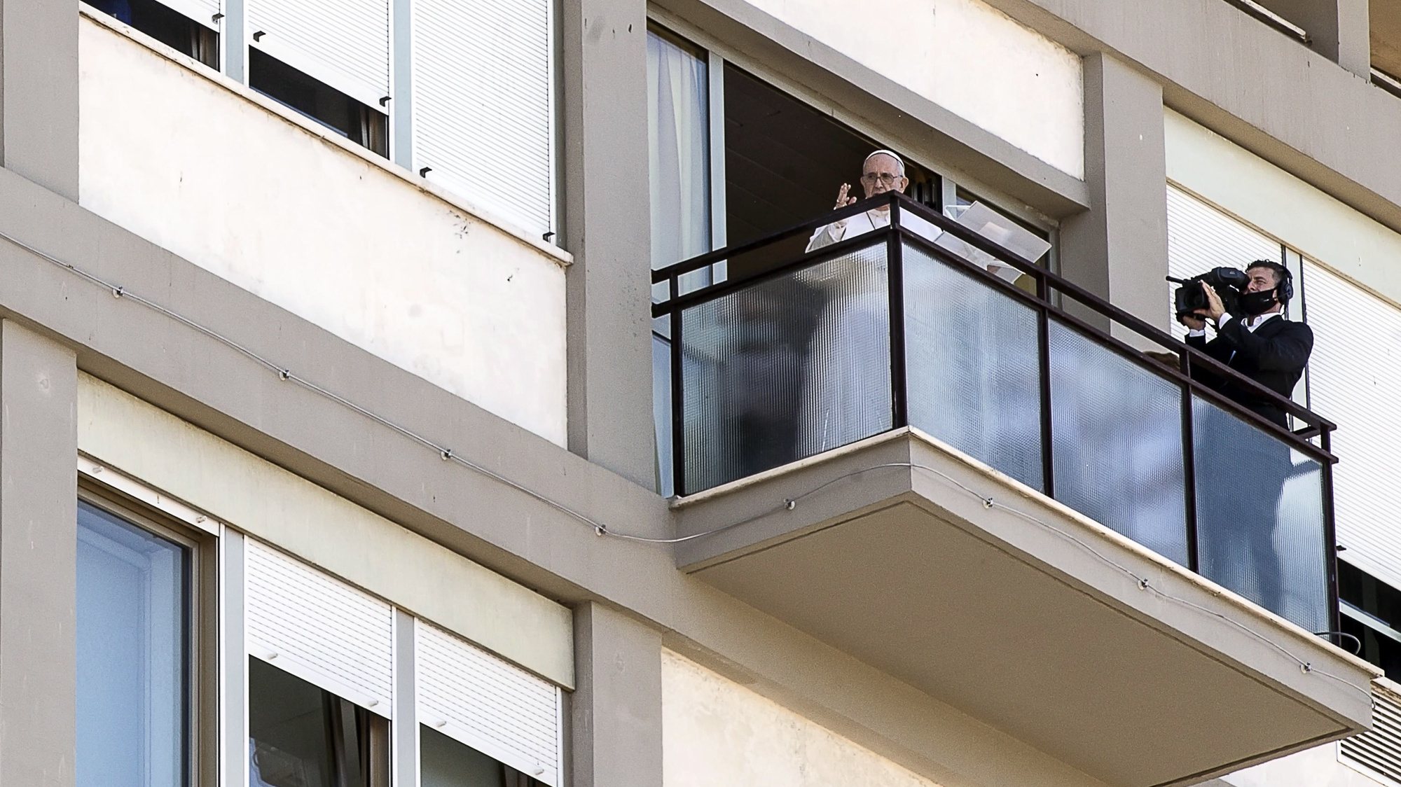 epa09336772 Pope Francis leads his Sunday Angelus prayer from a balcony of the Gemelli University Hospital where he underwent a scheduled colon surgery on 04 July, in Rome, Italy, 11 July 2021.  EPA/ANGELO CARCONI