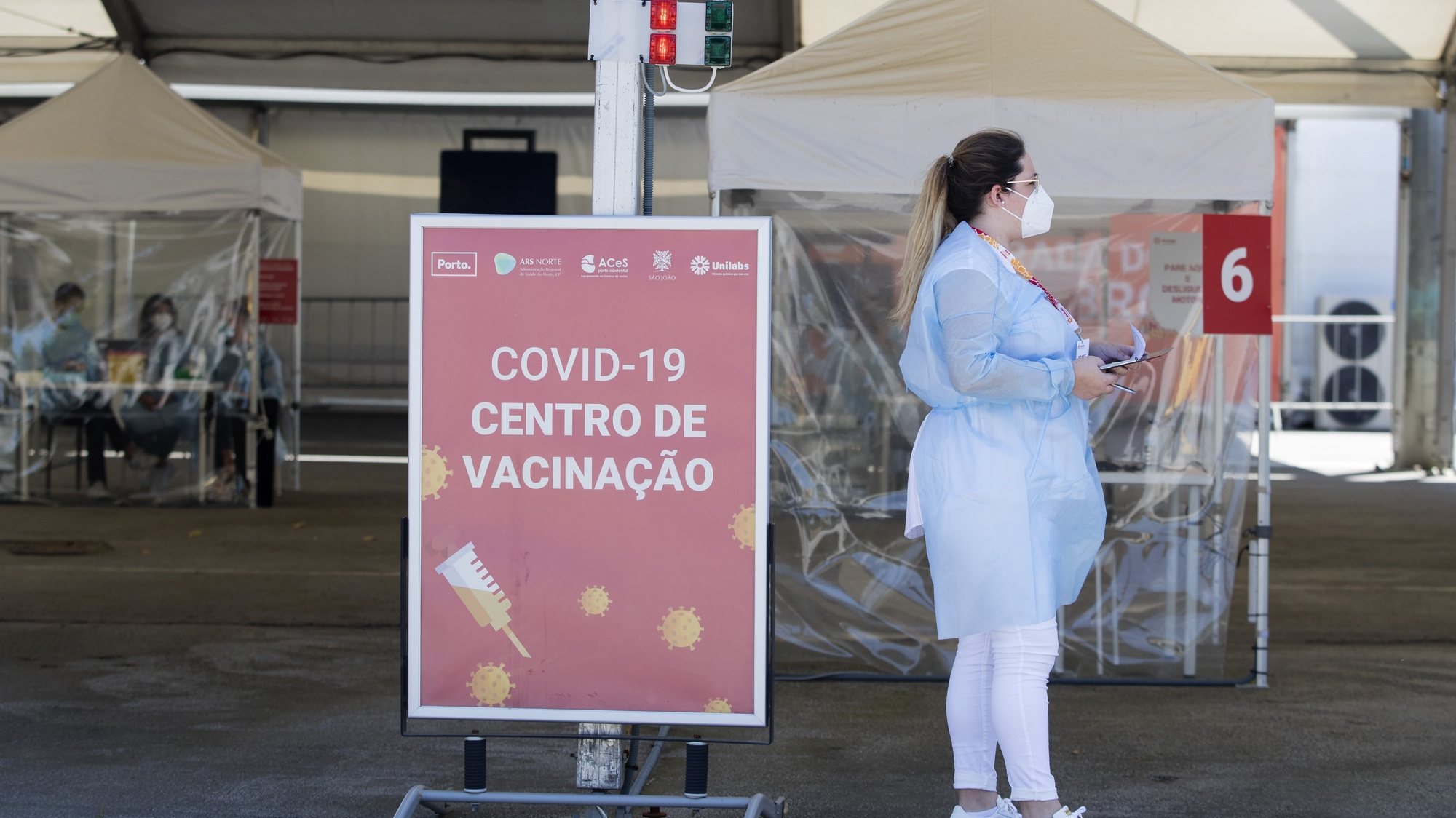 Centro de vacinação &#039;drive-thru&#039;, instalado no Queimódromo, junto ao Parque da Cidade, Porto, 8 de julho de 2021. O centro de vacinação &#039;drive-thru&#039; entrou hoje funcionamento, devendo permitir a inoculação de 2.000 pessoas por dia. JOSÉ COELHO/LUSA