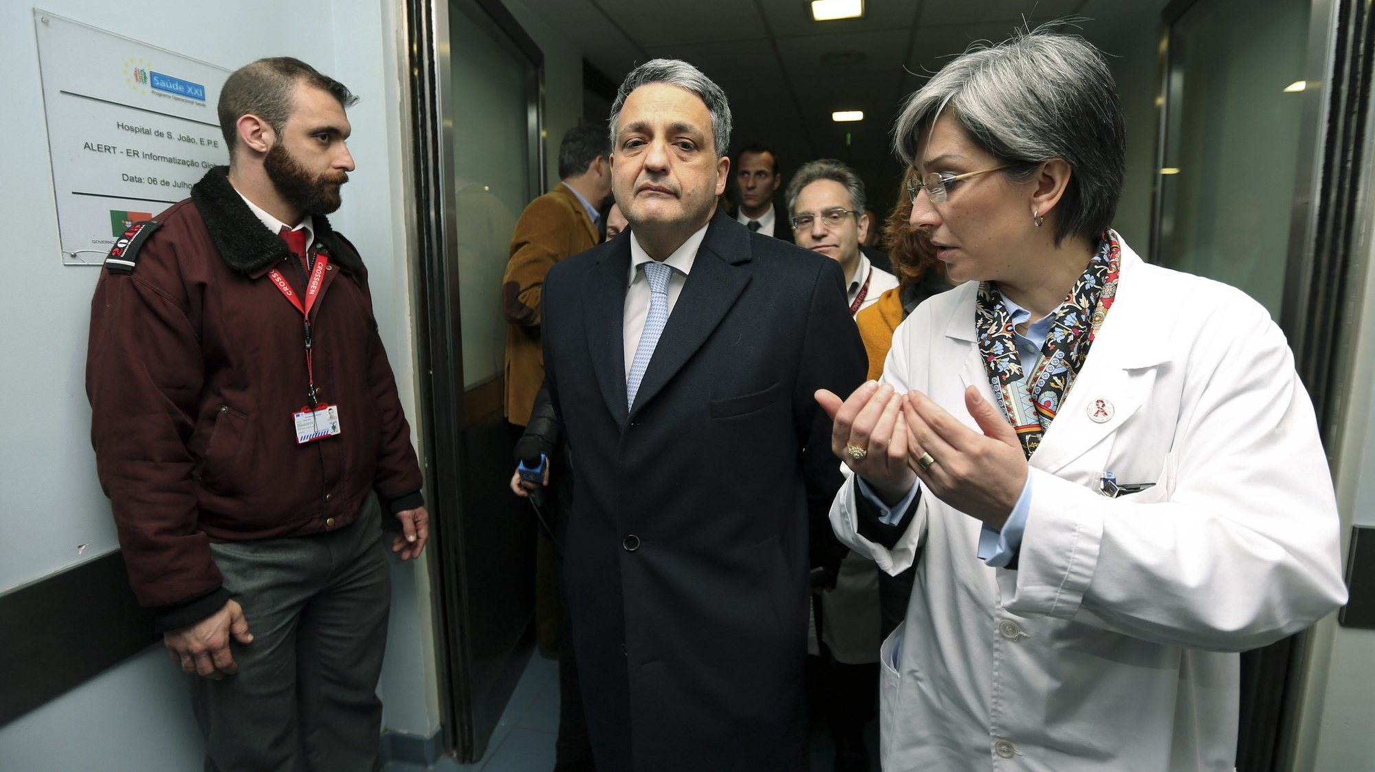 O Ministro da Saúde, Paulo Macedo (C), acompanhado por Margarida Tavares, a diretora clínica (D), visita o Hospital de São João, no Porto, 27 janeiro 2015. ESTELA SILVA/LUSA