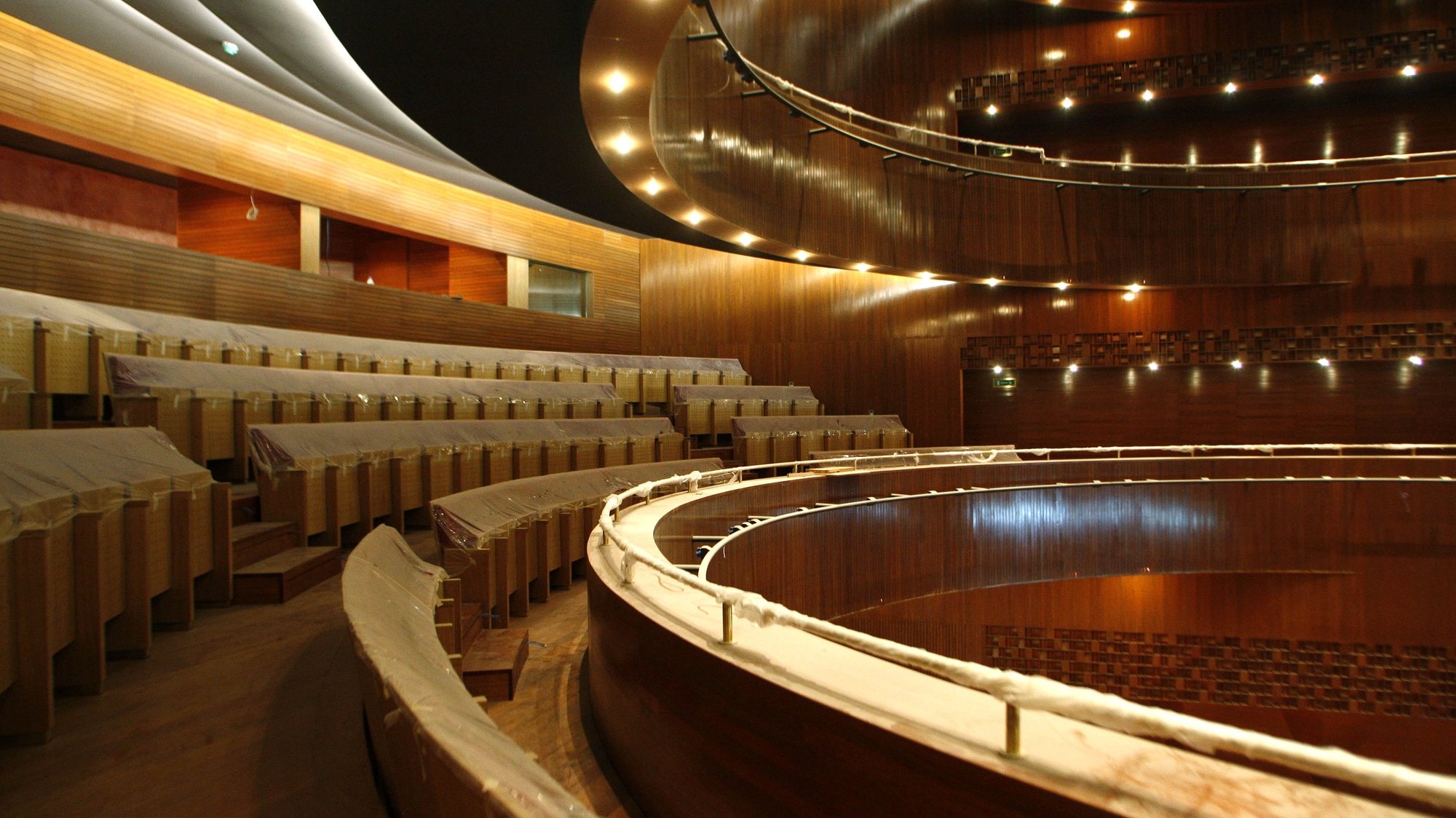 Interior do Cine-Teatro Neiva que esteve encerrado várias décadas e vai reabrir no próximo dia 27 completamente renovado, 20 de Junho 2009, em Vila do Conde. (ACOMPANHA TEXTO) ESTELA SILVA/LUSA