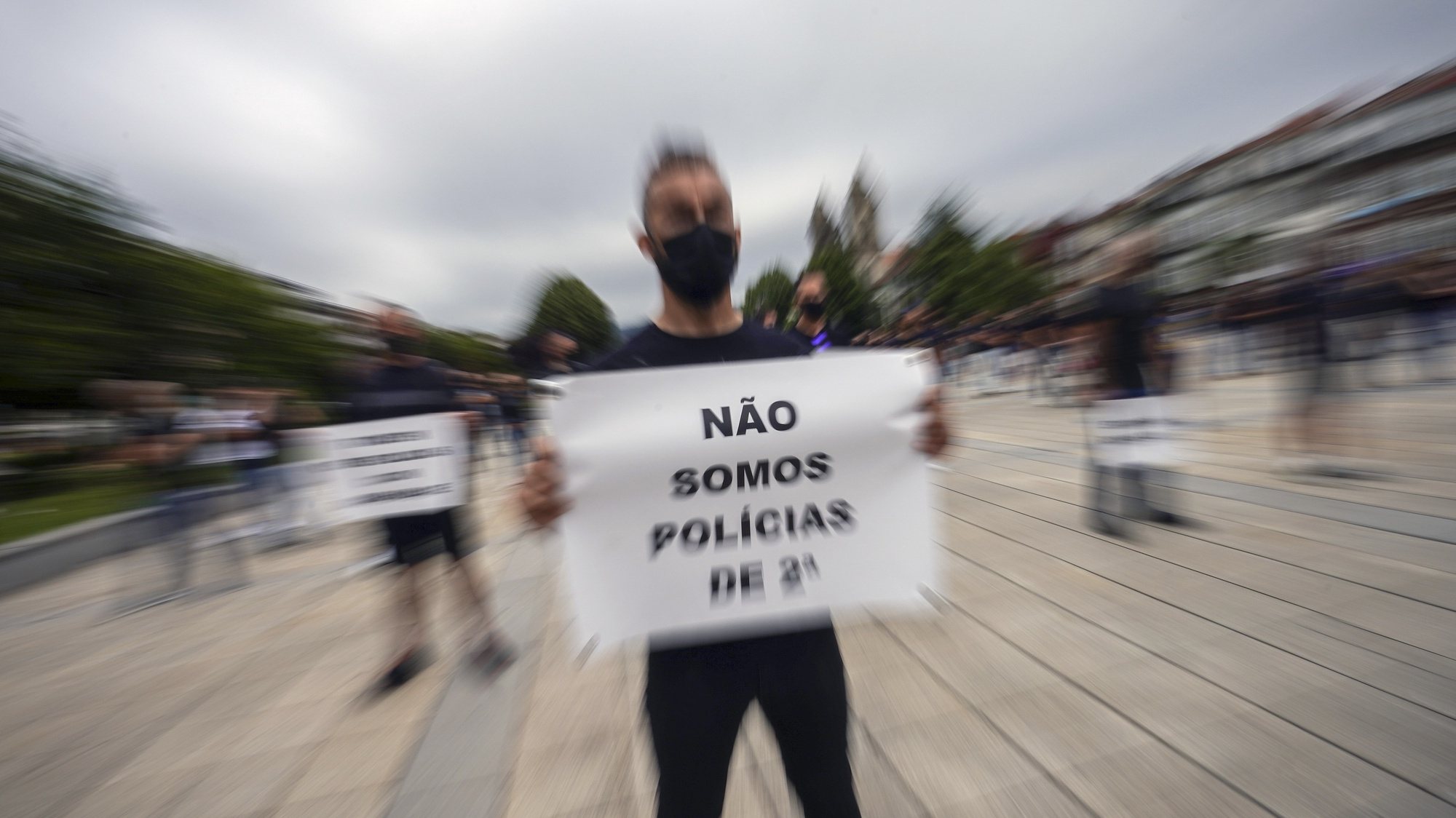 Cerca de 300 polícias participam na marcha silenciosa de polícias por um subsídio de risco justo que terminou em frente ao edifício do Comando Distrital da PSP de Braga, 20 de julho de 2021. HUGO DELGADO/LUSA