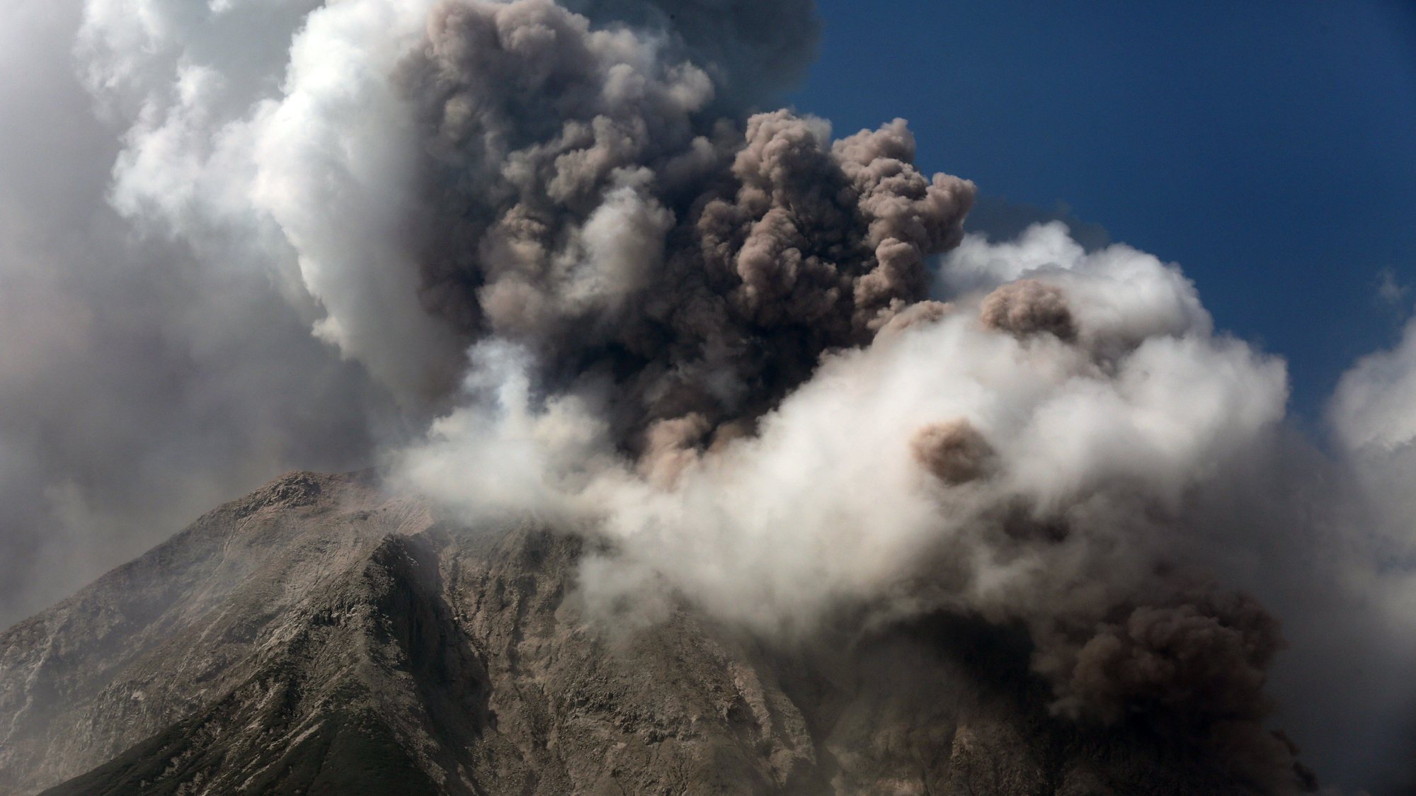 A erupção do Sinabung em agosto de 2020