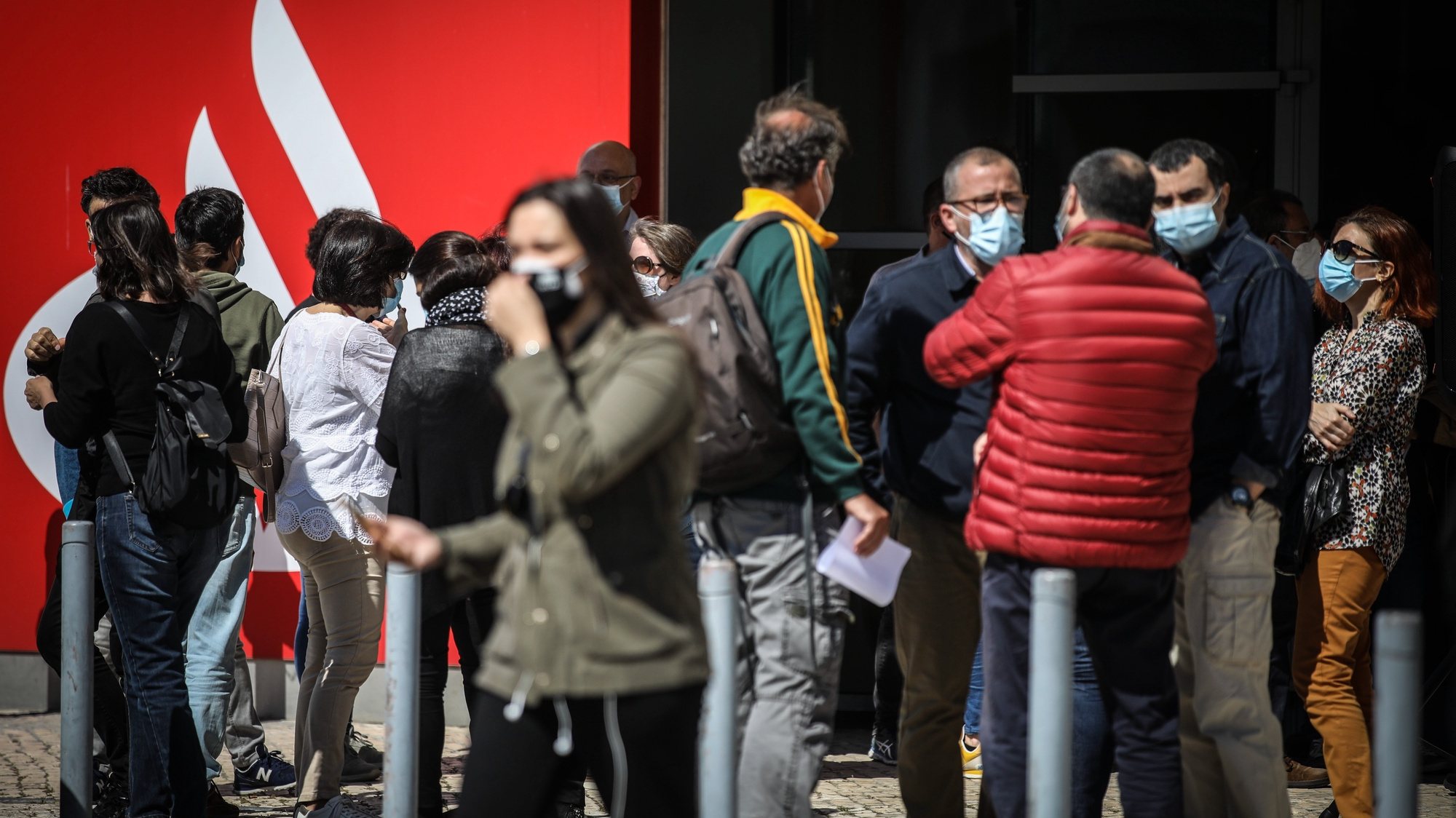 Reunião de trabalhadores do Banco Santander Totta convocada pela Comissão Nacional de Trabalhadores do Banco para debaterem a ameaça de redução de trabalhadores e que medidas tomar, em Lisboa, 06 de maio de 2021. ANDRÉ KOSTERS/LUSA