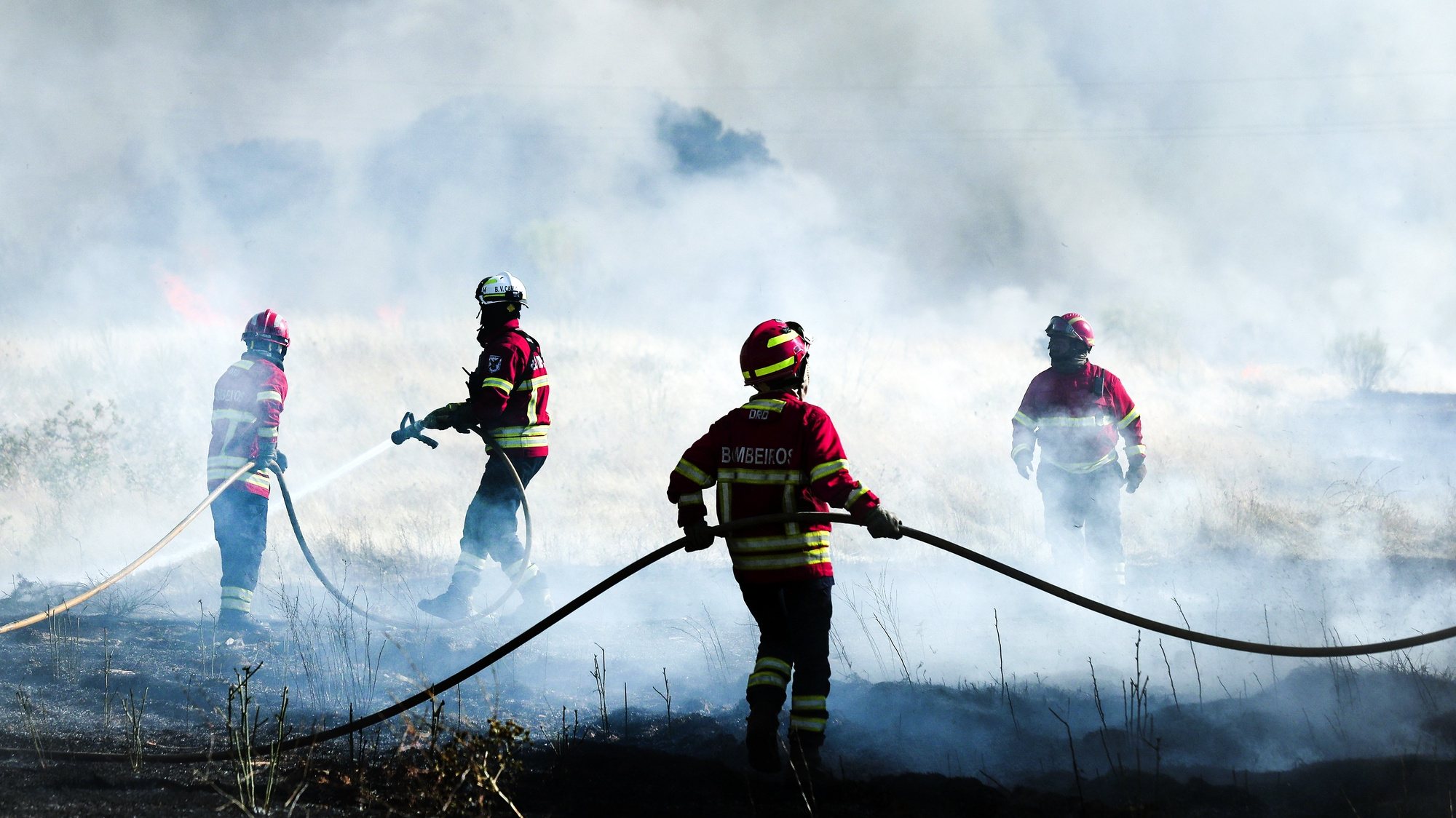 Elementos de várias corporações de bombeiros voluntários combatem um incêndio numa mata da freguesia de Vila Boim, Elvas, 28 de julho de 2021. Segundo a Autoridade Nacional de Emergência e Proteção Civil estão envolvidos no combate ao incêndio 155 bombeiros, 45 meios terrestres, e 5 meios aéreos. NUNO VEIGA/LUSA