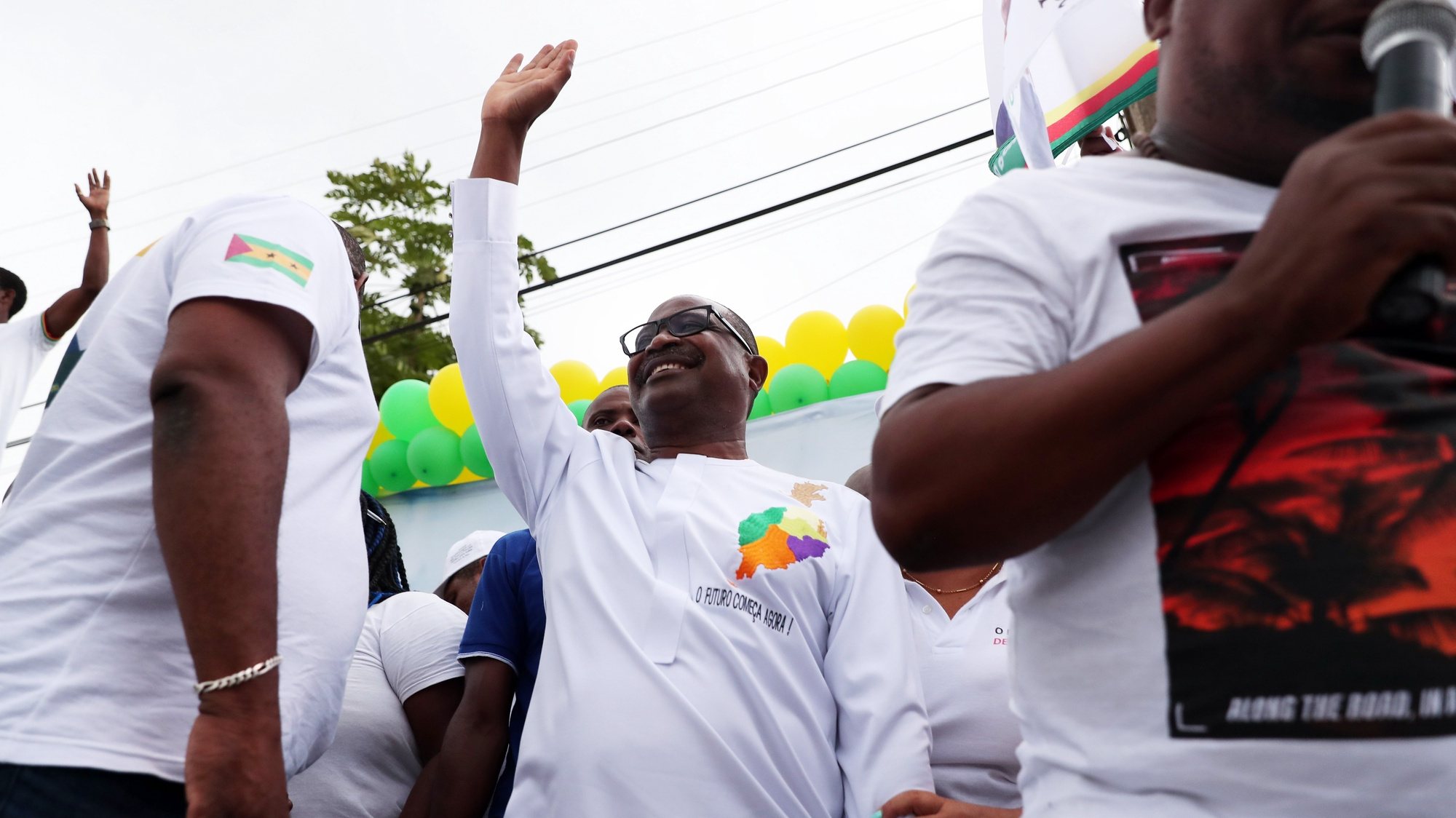O candidato presidencial Delfim Neves, acena à população durante um comício no âmbito da campanha eleitoral, em Trindade, São Tomé Príncipe, 16 de julho de 2021. NUNO VEIGA/LUSA
