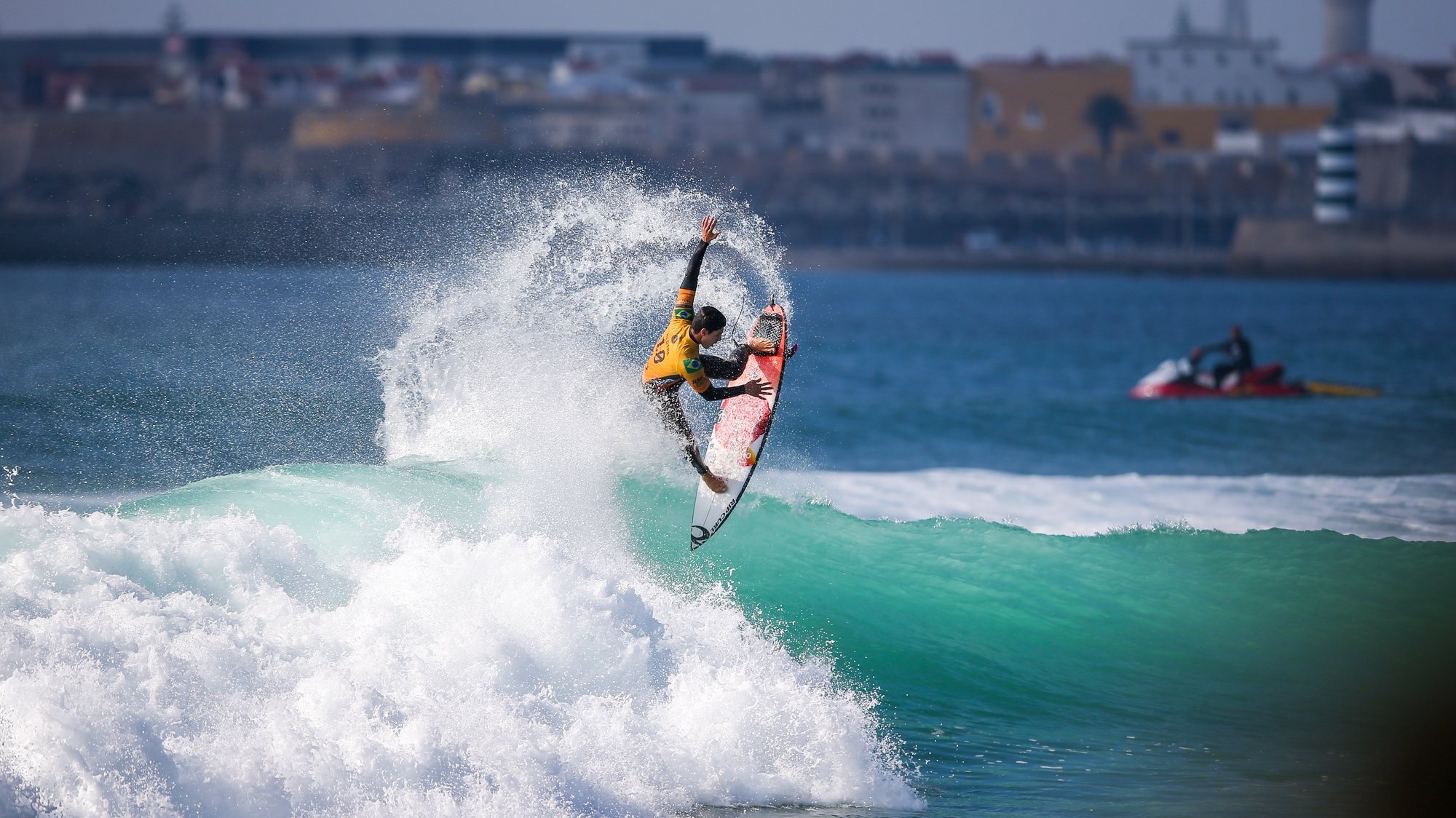 epa07107350 Brazil&#039;s Gabriel Medina in action during the MEO Rip Curl Pro Portugal 2018 surfing event as part of the World Surf League (WSL) at Praia dos Super Tubos in Peniche, Portugal, 20 October 2018.  EPA/JOSE SENA GOULAO