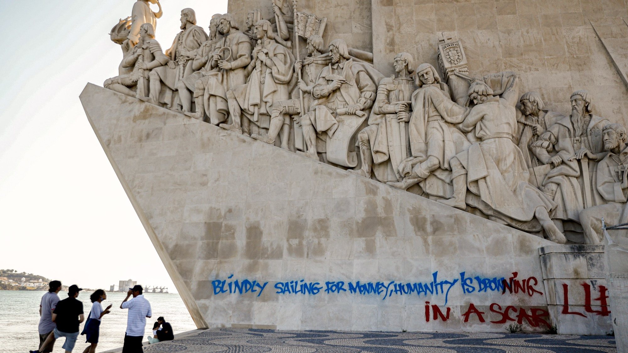O Padrão dos Descobrimentos, em Belém, foi hoje vandalizado com um ‘graffiti’ numa das laterais do monumento, com uma extensão de cerca de 20 metros e escrito em inglês, Lisboa, 08 de agosto de  2021.  ANTÓNIO COTRIM/LUSA