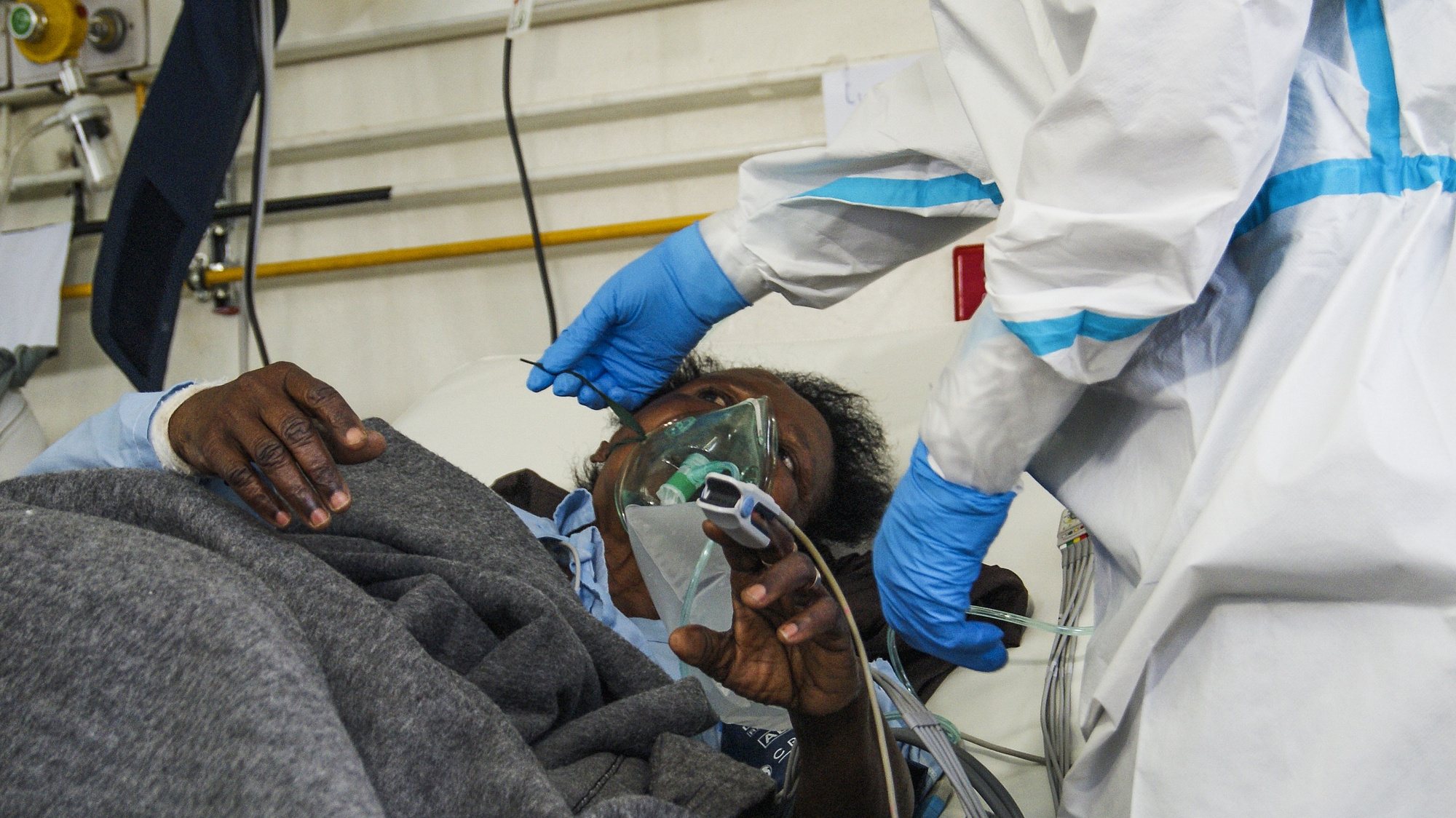 Lúcia Fabião, 66 anos, deitada e com uma máscara de oxigénio, luta pela vida há cinco dias