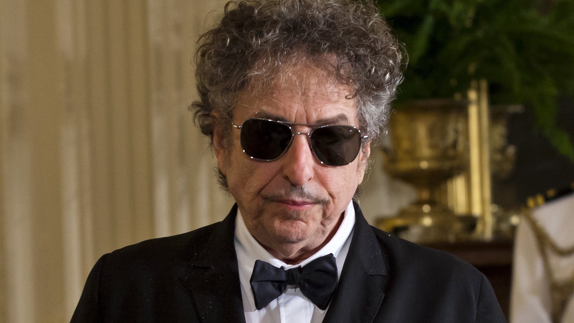 epa08868347 (FILE) - US folk music legend Bob Dylan in the East Room of the White House in Washington, DC USA, 29 May 2012 (reissued 07 December 2020). Universal Music announced it has signed a deal to purchase Bob Dylan&#039;s entire catalogue.  EPA/JIM LO SCALZO *** Local Caption *** 53121570