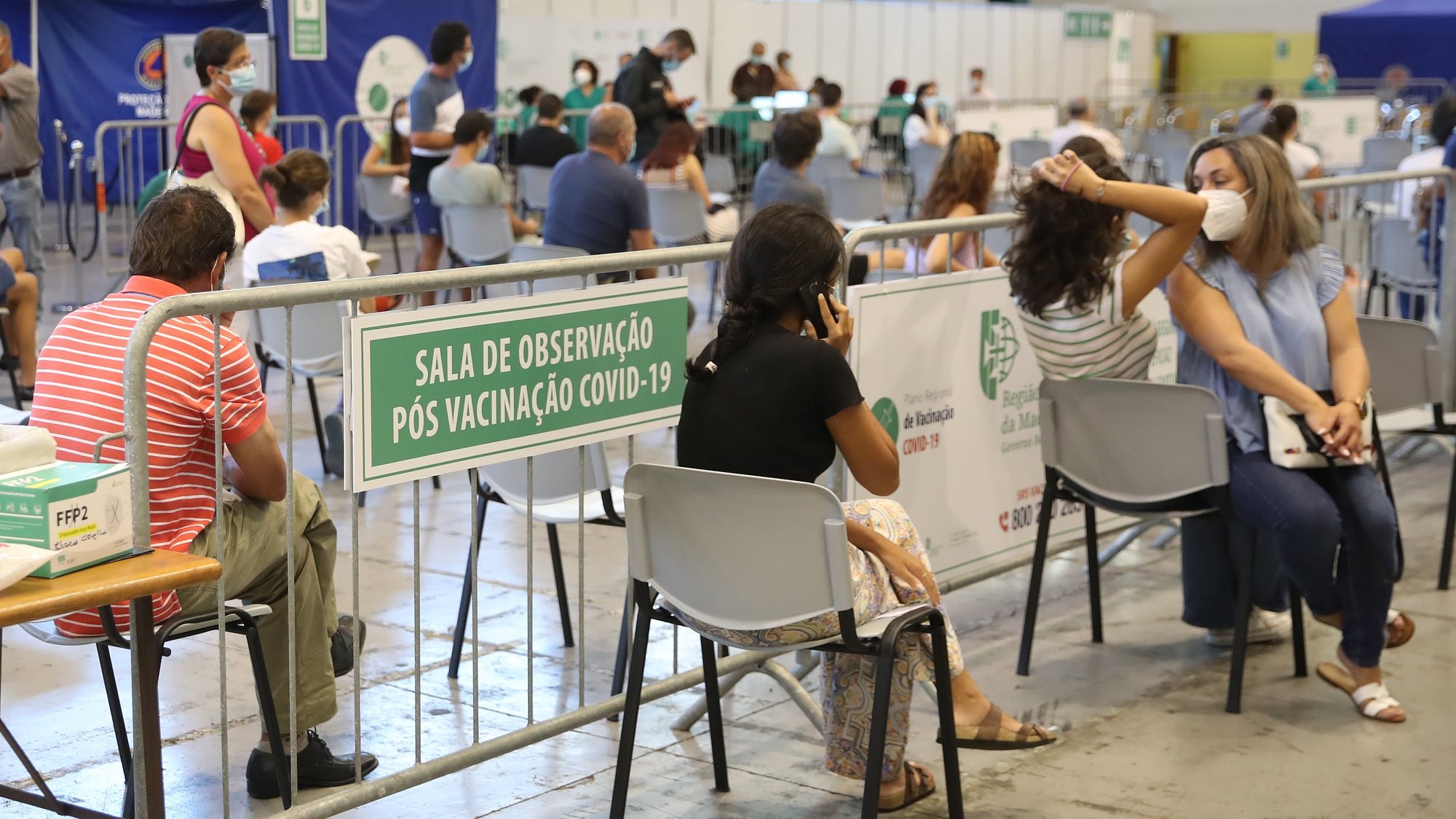 Vários adolescentes residentes na Madeira e no Porto Santo voltaram hoje a ter a oportunidade de serem vacinados contra a covid-19 no Centro de Vacinação do Funchal, sendo esta a primeira região a começar a inocular a partir dos 12 anos. Funchal, Ilha da Madeira, 4 de agosto de 2021. HOMEM DE GOUVEIA/LUSA