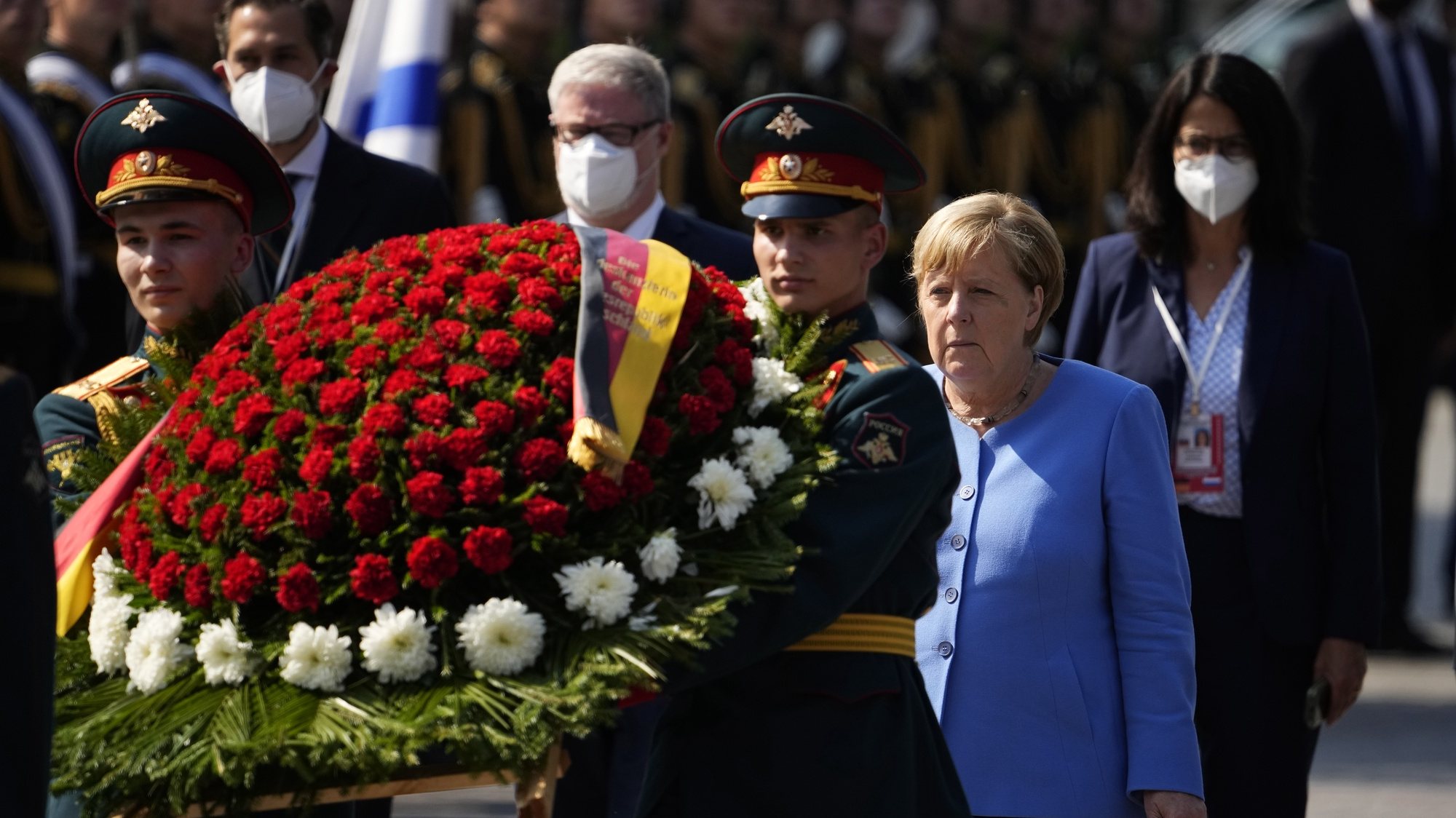 epa09421774 German Chancellor Angela Merkel attends a wreath laying ceremony at the Tomb of Unknown Soldier near the Kremlin wall in Moscow, Russia, 20 August 2021, prior to talks with Russian President Vladimir Putin. The talks between Merkel and Putin are expected to focus on Afghanistan, the Ukrainian crisis and the situation in Belarus among other issues.  EPA/ALEXANDER ZEMLIANICHENKO/POOL