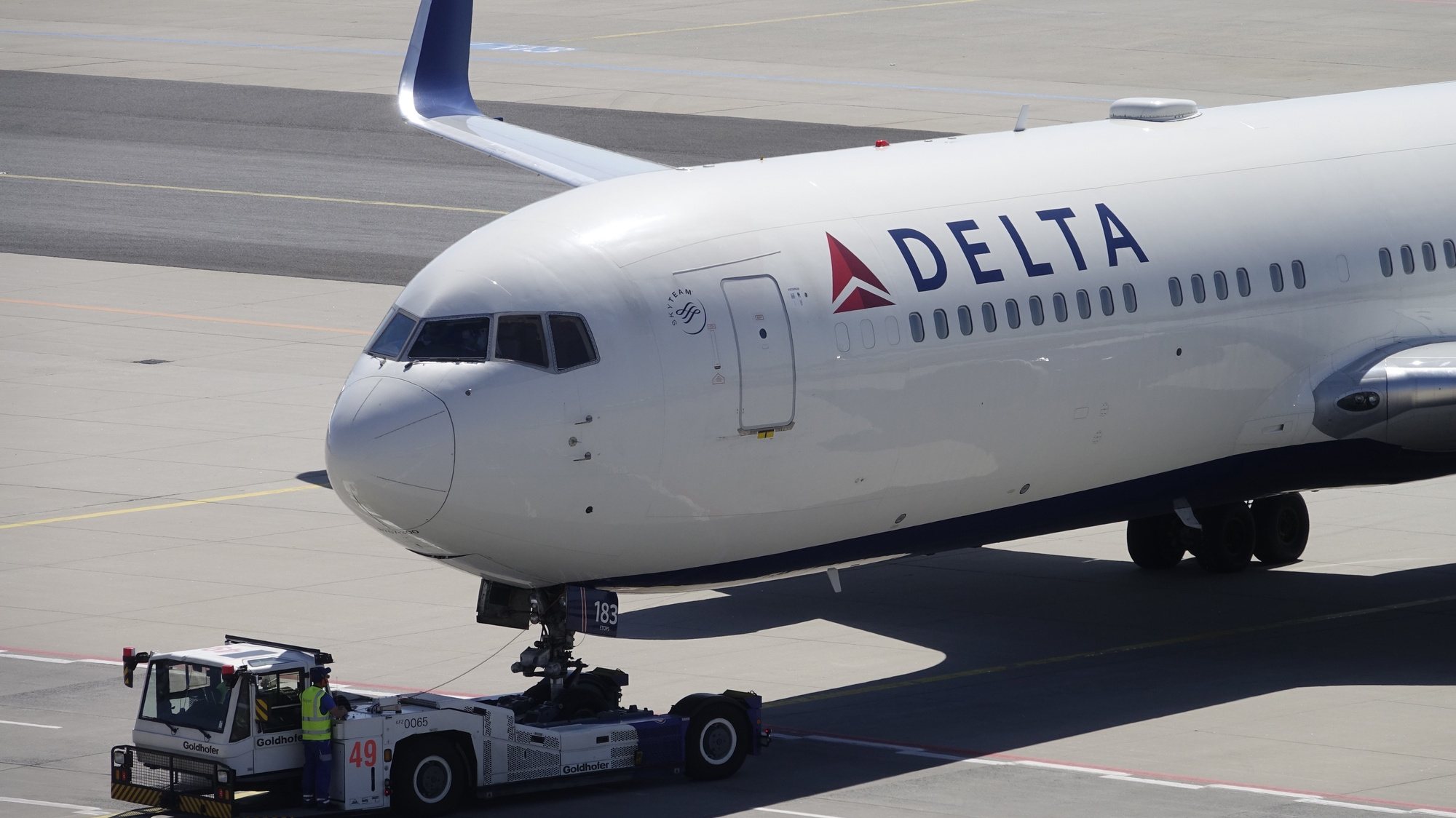epa08937237 (FILE) - A Boeing 767-332 of Delta Air Lines is moved from the parking position prior to take-off at the Frankfurt airport, Germany, 08 May 2018 (reissued 14 January 2021). Delta Airlines on 14 January 2021 released their 2020 results saying their December quarter 2020 GAAP pre-tax loss stood at 1.1 billion USD and loss per share of 1.19 USD on total revenue of 4.0 billion USD, while December quarter 2020 adjusted pre-tax loss of 2.1 billion USD and adjusted loss per share of 2.53 USD on adjusted operating revenue of 3.5 billion USD. Full year 2020 GAAP pre-tax loss stood at 15.6 billion USD and loss per share of 19.49 USD on total revenue of 17.1 billion USD. Full year 2020 adjusted pre-tax loss was 9.0 billion and adjusted loss per share of 10.76 USD on adjusted operating revenue of 15.9 billion USD.  EPA/MAURITZ ANTIN *** Local Caption *** 54316176