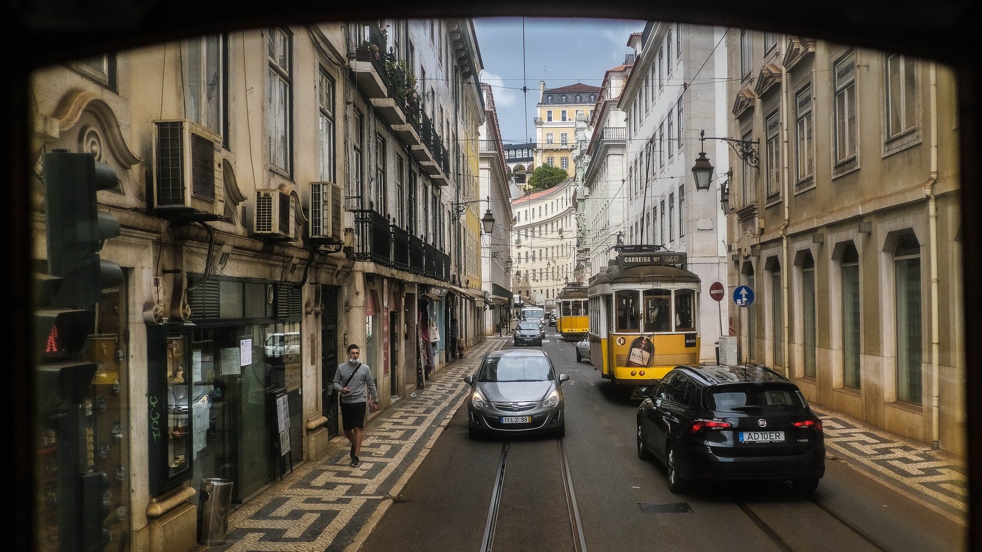 Elétricos atravessam a Baixa de Lisboa, em Lisboa, 18 de junho de 2021. O Governo decidiu proibir as deslocações de e para a Área Metropolitana de Lisboa (AML) no fim de semana devido à subida dos casos de covid-19 neste território. MÁRIO CRUZ/LUSA