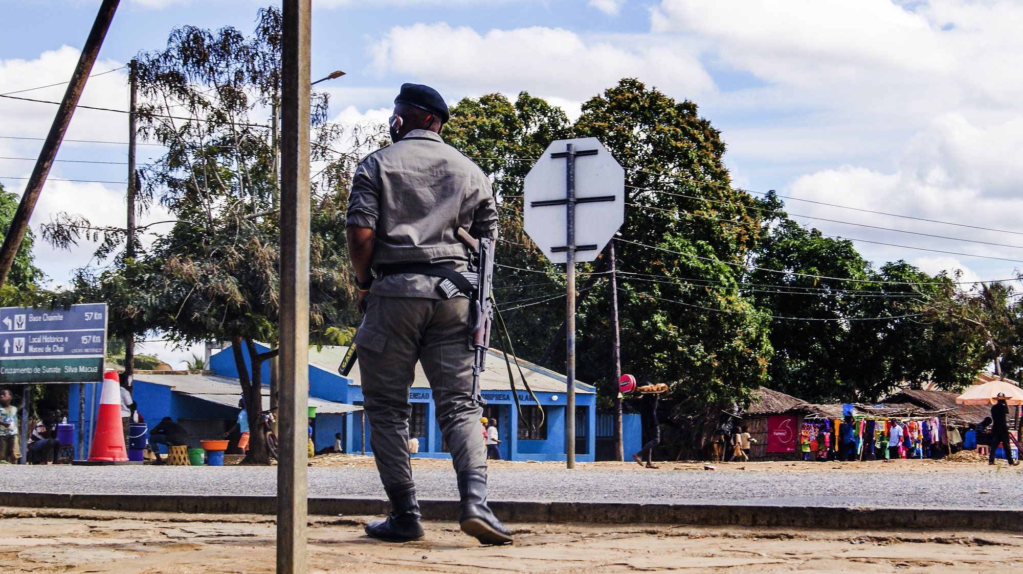 Posto de controlo policial Silva Macua, na Estrada Nacional Número 380, à entrada dos distritos de Quissanga e Macomia, Cabo Delgado, Moçambique, 21 de agosto de 2021. As vilas e aldeias devastadas por rebeldes nos distritos de Quissanga e Macomia têm as marcas do terror estampadas em cada esquina e, entre ruínas, ensaia-se a reconstrução, mas o trauma é grande e paira ainda o medo entre as comunidades (ACOMPANHA TEXTO DO DIA 23 DE AGOSTO DE 2021). LUÍSA NHANTUMBO/LUSA