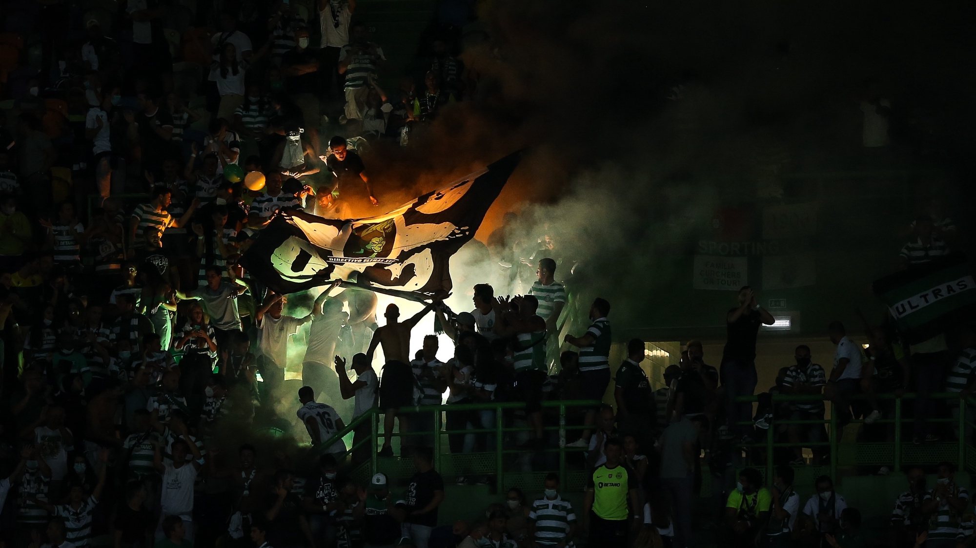 epa09462792 Sporting&#039;s fans react during the Portuguese First League soccer match between Sporting and FC Porto at Jose de Alvalade Stadium in Lisbon, Portugal, 11 September 2021.  EPA/RODRIGO ANTUNES