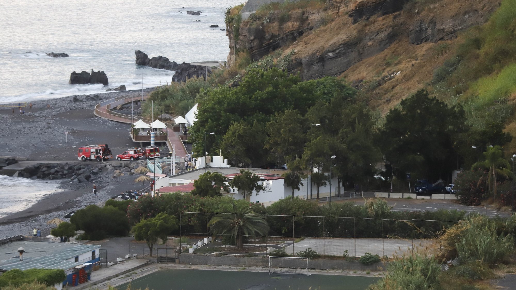 Derrocada de grande dimensão que ocorreu hoje na Praia Formosa, na zona da Praia do Arieiro, atingindo a ‘promenade’, sem provocar vítimas, no Funchal, ilha da Madeira, 26 de setembro de 2021. HOMEM DE GOUVEIA/LUSA