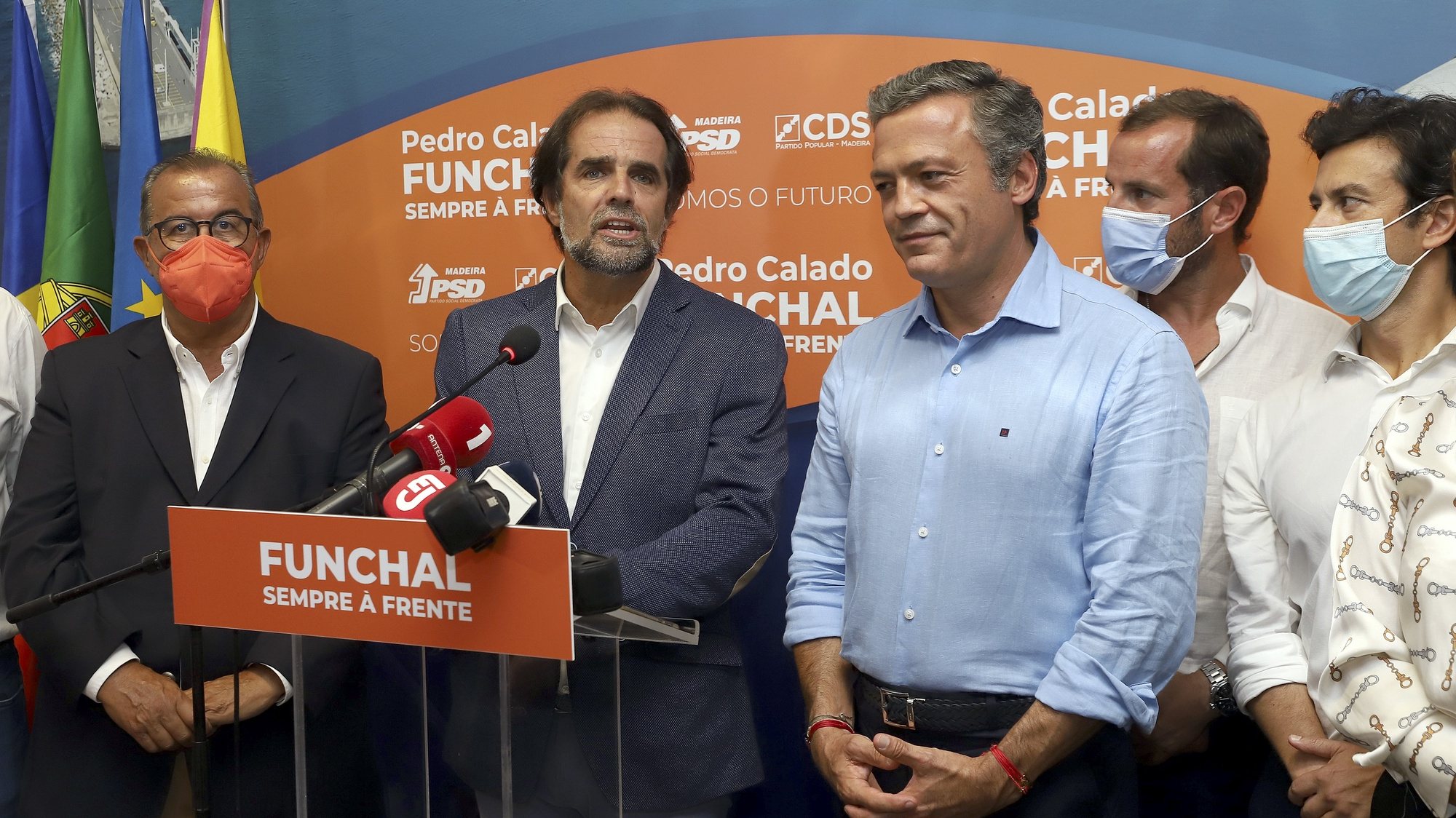 Miguel Albuquerque(2-E) e Pedro Calado (C) durante a noite das eleições regionais, Funchal, Madeira island, Portugal, 26 de setembro de 2021. HOMEM DE GOUVEIA/LUSA