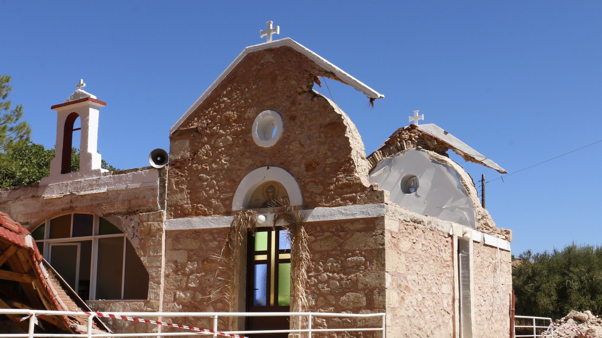 epaselect epa09491159 A damaged church in the aftermath of an earthquake in Roussochoria, eastern Crete, Greece, 27 September 2021. At least one person died and nine were injured when a 5.8 earthquake hit Greece&#039;s largest island at around 09:15 am local time.  EPA/NIKOS CHALKIADAKIS