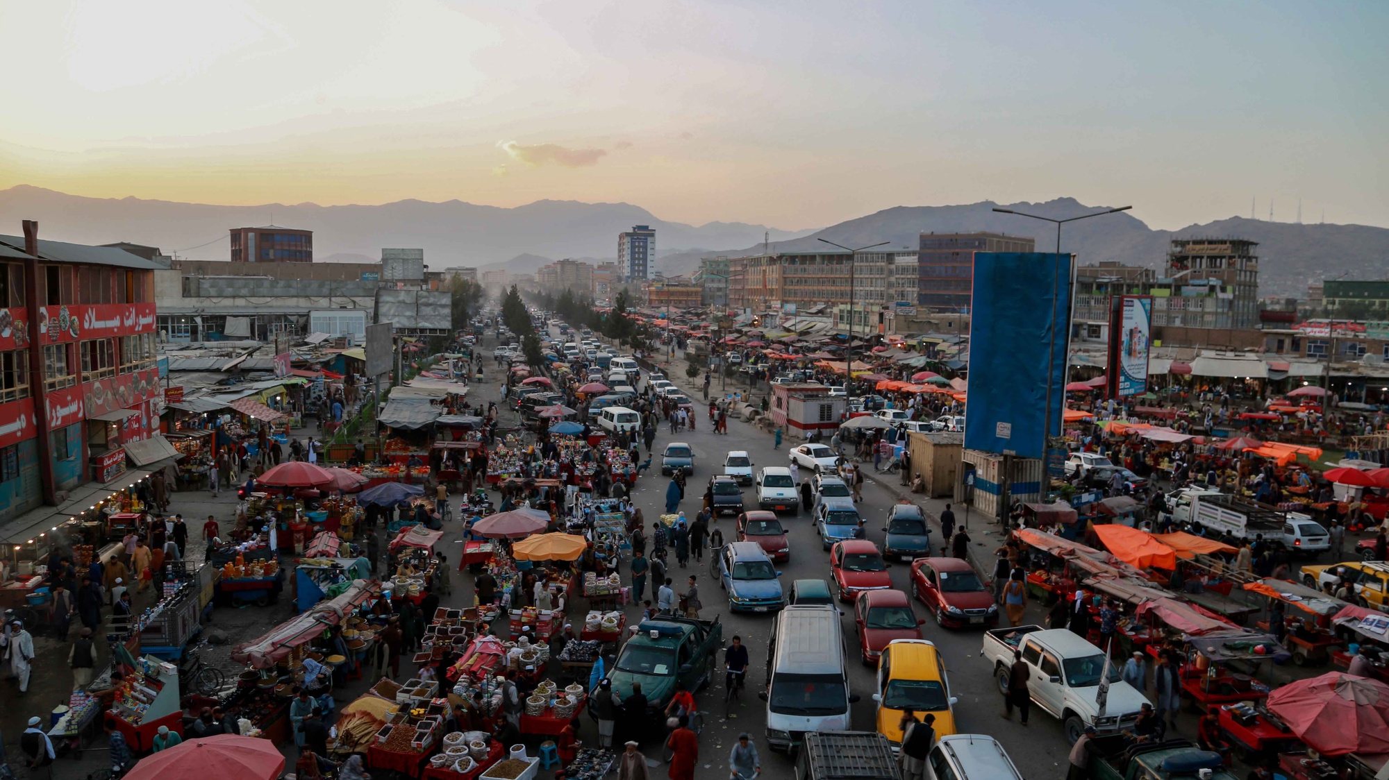 epa09492682 A view of a traffic jam in Kabul, Afghanistan, 28 September 2021. Lack of international recognition remains a pressing problem for the Taliban, who are not only geopolitically isolated but are also facing a major cash crunch after international financing institutions froze most of the funds Afghanistan has long relied upon for economic stability.  EPA/STRINGER