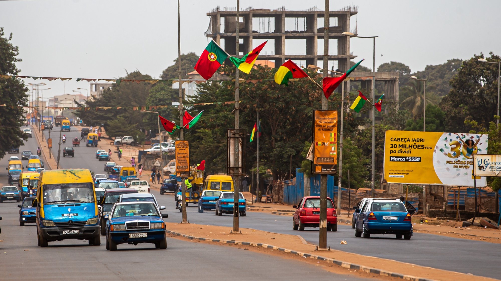 Bandeiras de Portugal e da Guiné-Bissau para assinalar a visita do Presidente de Portugal Marcelo Rebelo de Sousa, Bissau, na Guiné-Bissau, 16 de maio de 2021. JOSÉ SENA GOULÃO/LUSA