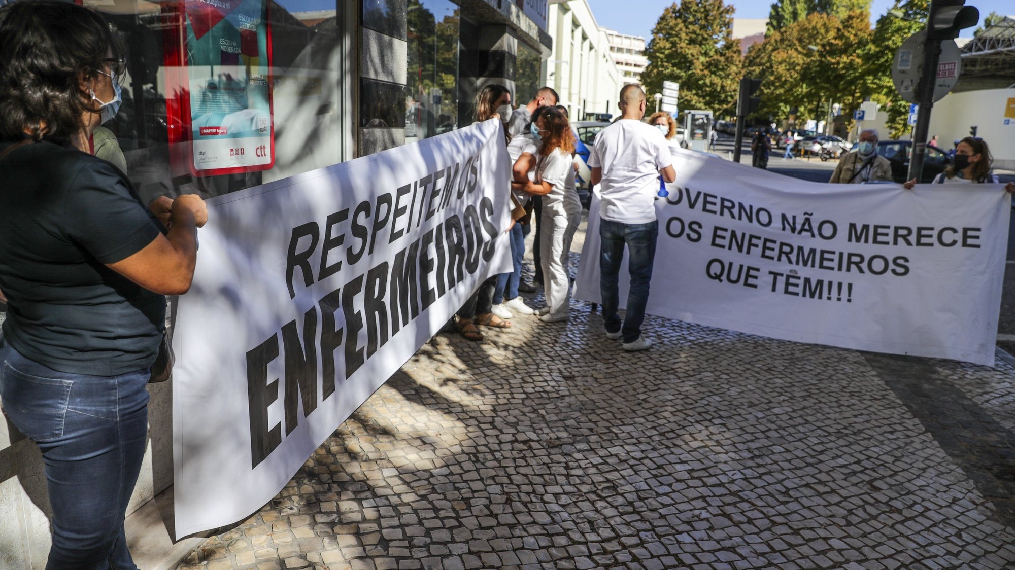 Cerca de duas dezenas de enfermeiros manifestaram-se em frente ao Ministério da Saúde para exigir a valorização das suas carreiras, Lisboa, 07 de outubro de 2021. TIAGO PETINGA/LUSA