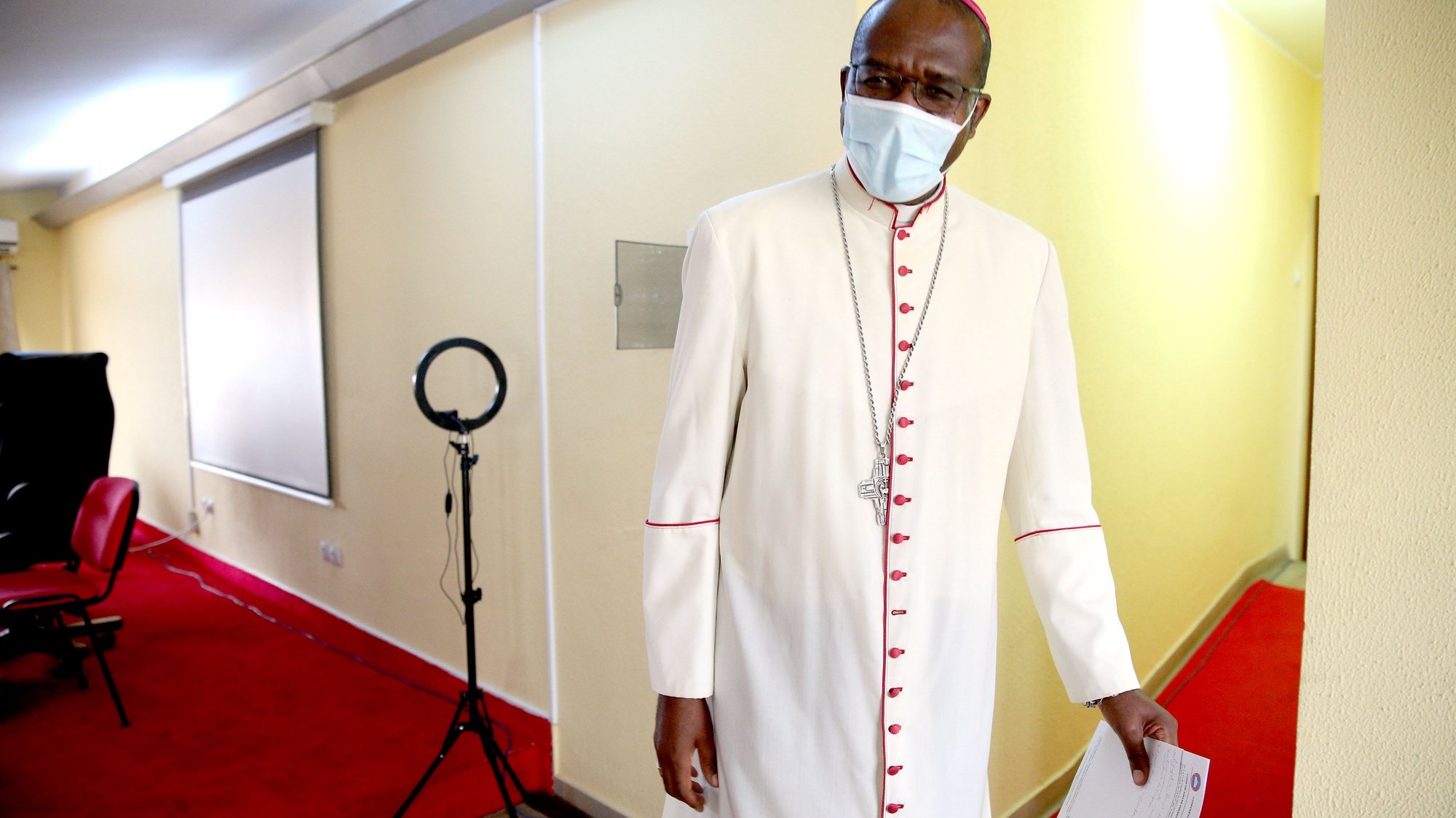 O bispo D. José Manuel Imbamba, o novo presidente da CEAST (Conferência Episcopal de Angola e São Tomé), após o encerramento da assembleia da CEAST, Luanda, Angola, 11 de outubro de 2021. AMPE ROGÉRIO/LUSA