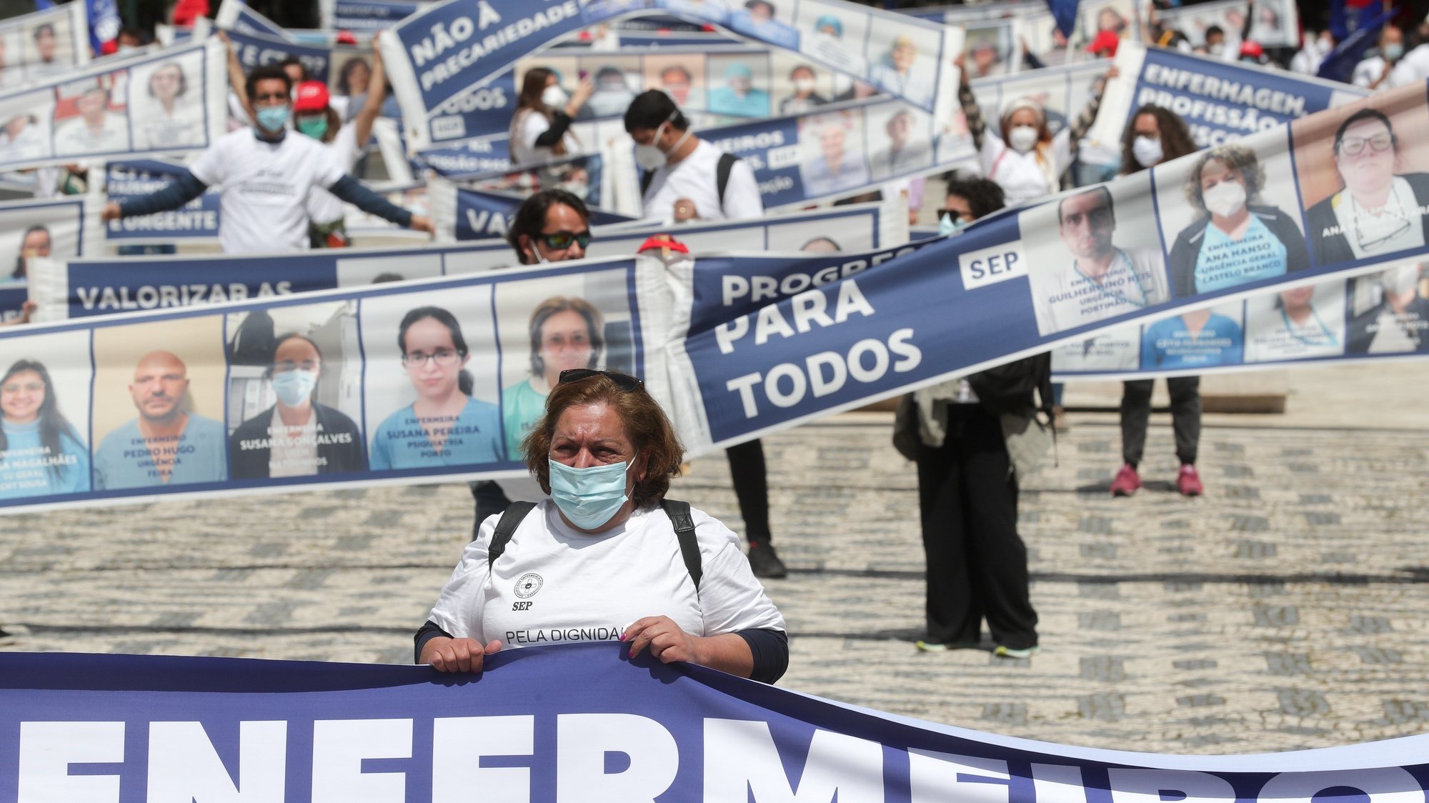 Profissionais de enfermagem juntaram-se numa manifestação convocada pelo Sindicato dos Enfermeiros Portugueses, do Marquês de Pombal aos Restauradores, em Lisboa, 12 de maio de 2021. TIAGO PETINGA/LUSA