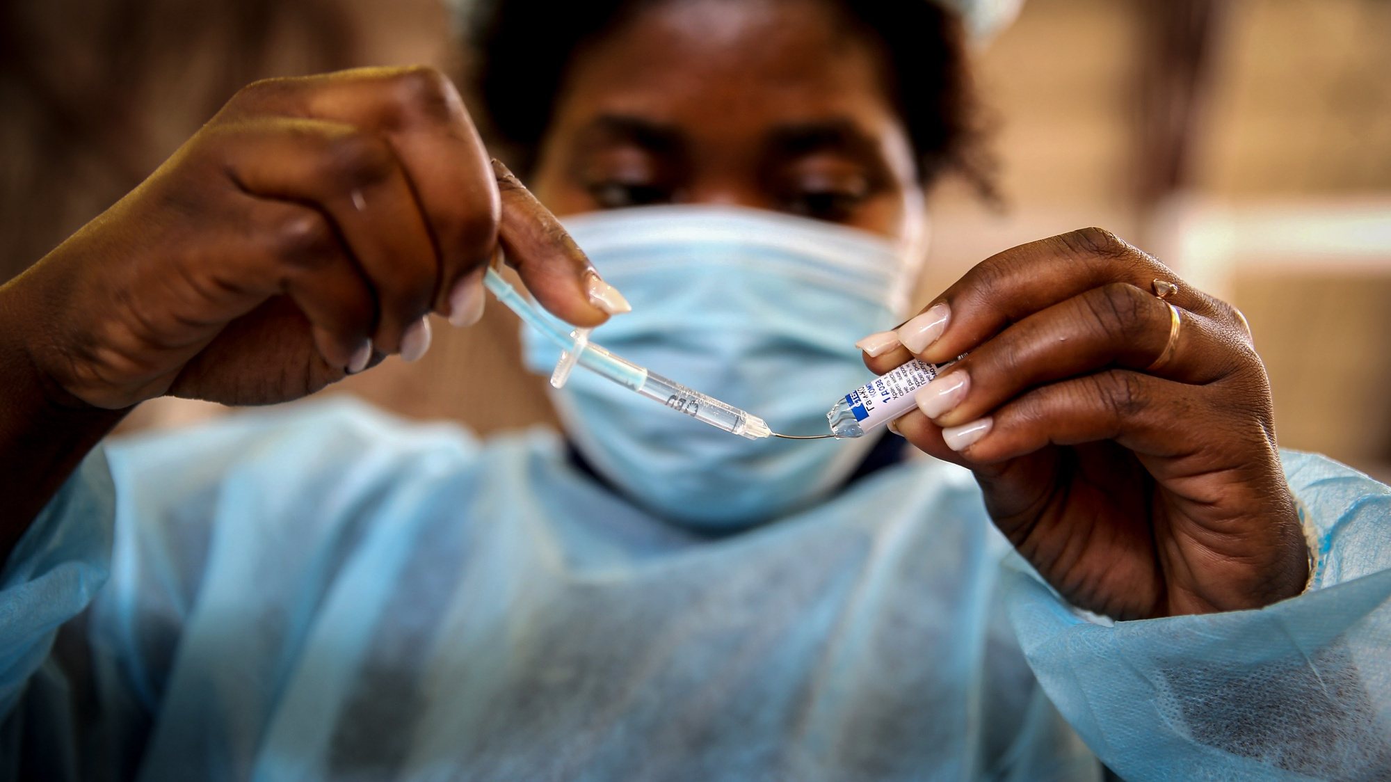 Reportagem sobre afluência aos centros de vacinação após novas medidas restritivas e exigência de certificados de vacinação, posto Cidadela Desportiva, Luanda, Angola, 01 de outubro de 2021. (ACOMPANHA TEXTO DE 02 DE OUTUBRO DE 2021). AMPE ROGÉRIO/LUSA