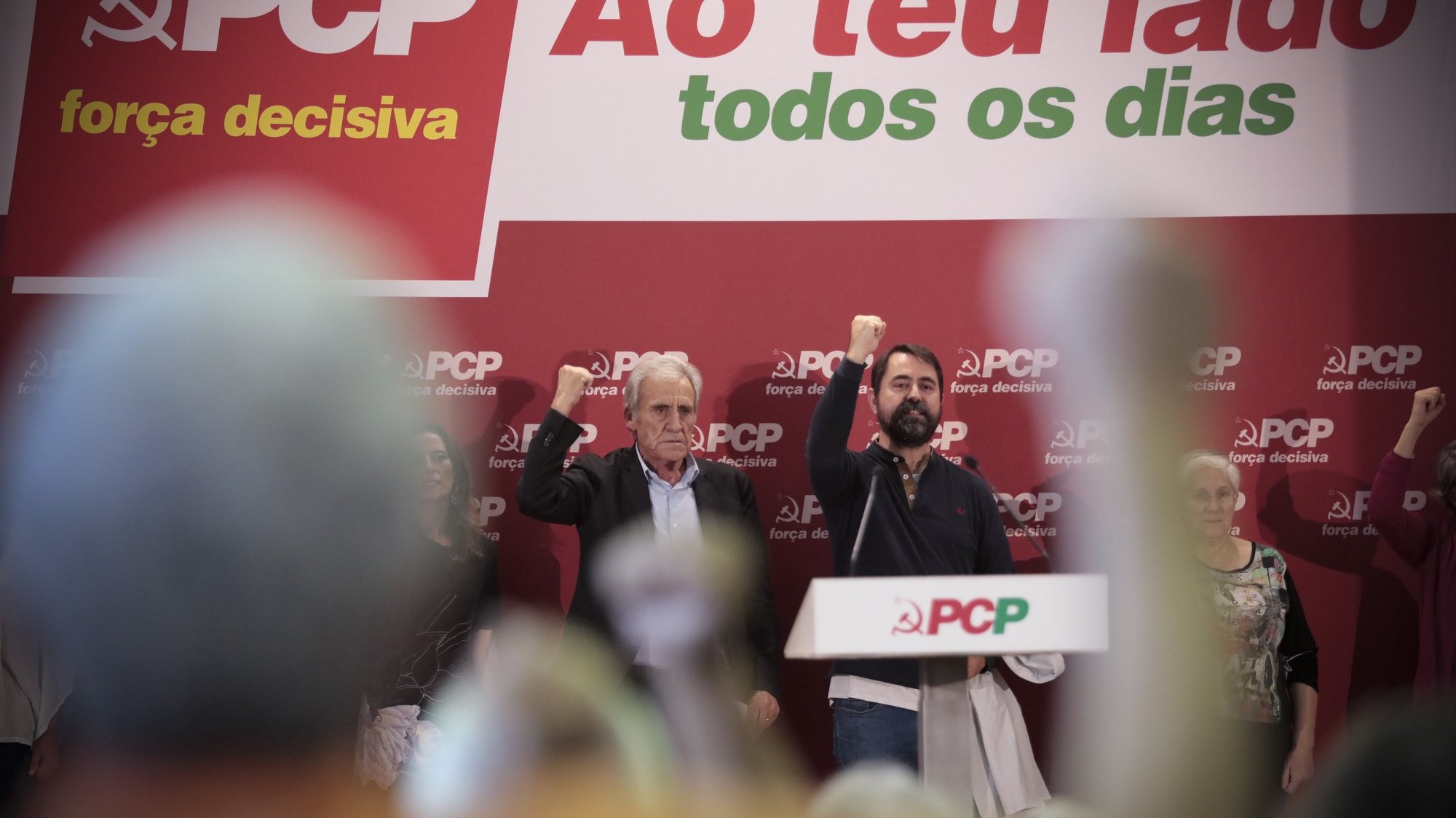O secretário-geral do Partido Comunista Português (PCP), Jerónimo de Sousa (E), durante o comício &quot;PCP – Força decisiva. Ao teu lado todos os dias”, na Escola Secundária Carolina Michaelis, no Porto, 16 de outubro de2021. MANUEL FERNANDO ARAÚJO/LUSA