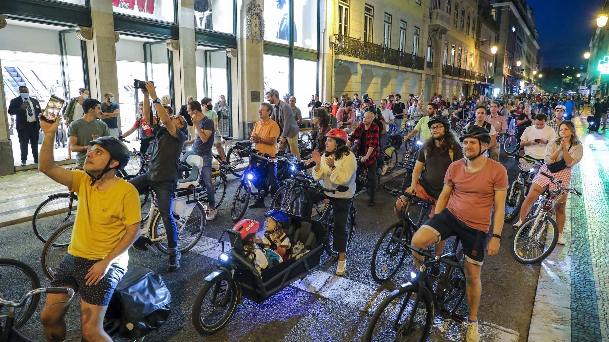 Ciclistas participam numa manifestação em defesa da ciclovia da Almirante Reis, em Lisboa, 19 de outubro de 2021. Uma iniciativa do Lisboa Possível, Grupo de cidadãos por uma Lisboa Sustentável e teve um percurso entre o Martim Moniz e a Praça do Município. MIGUEL A. LOPES/LUSA