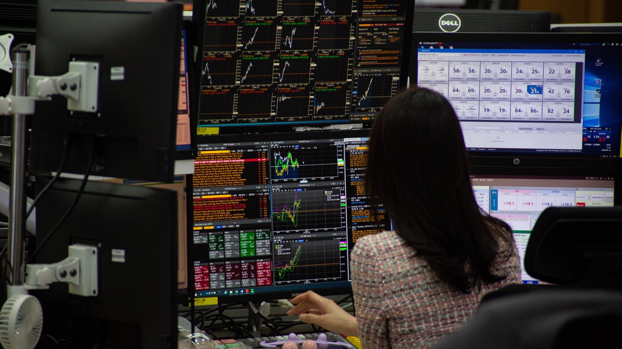 epa09175047 A South Korean dealer works in front of monitors at the Hana Bank in Seoul, South Korea, 03 May 2021. The benchmark South Korea Composite Stock Price Index (KOSPI) plummeted 20.66 points, or 0.66 percent, to close at 3,127.2.  EPA/JEON HEON-KYUN