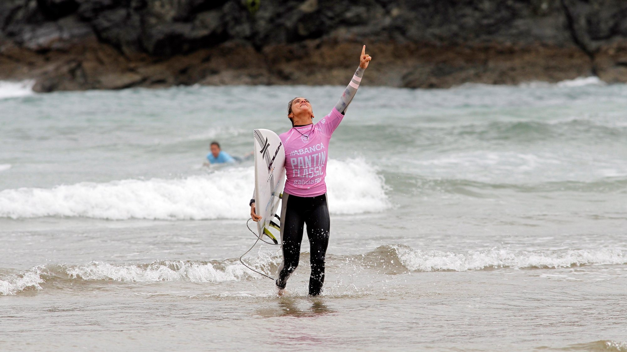 Carolina Mendes celebra após ganhar a final feminina da competição &quot;Galicia Pro surfing&quot;