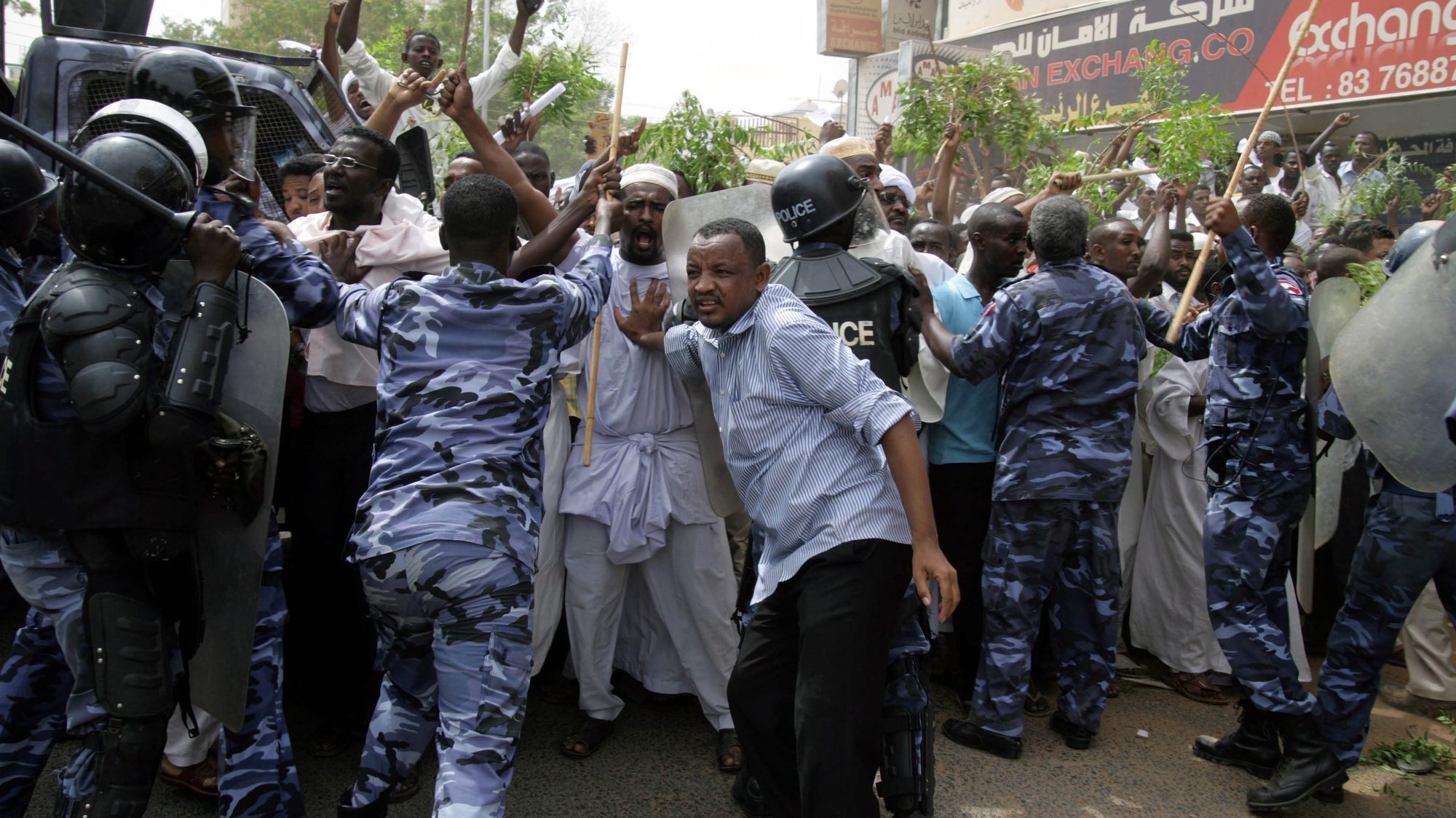 Soldados sudaneses tentam prevenir protestantes de invader a embaixada alemã, devido a um filme considerado anti-islão.