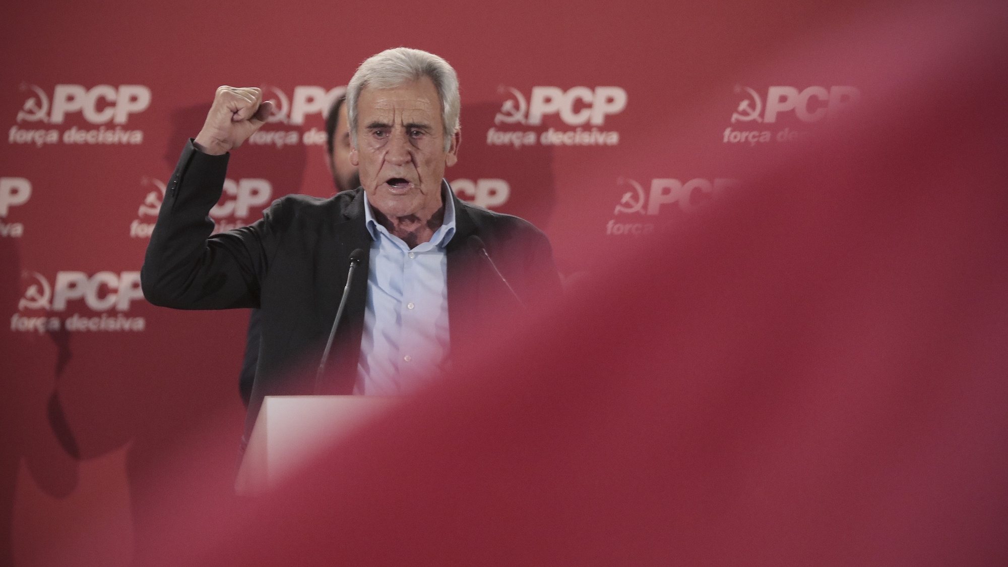 O secretário-geral do Partido Comunista Português (PCP), Jerónimo de Sousa, discura durante o comício &quot;PCP – Força decisiva. Ao teu lado todos os dias”, na Escola Secundária Carolina Michaelis, no Porto, 16 de outubro de2021. MANUEL FERNANDO ARAÚJO/LUSA