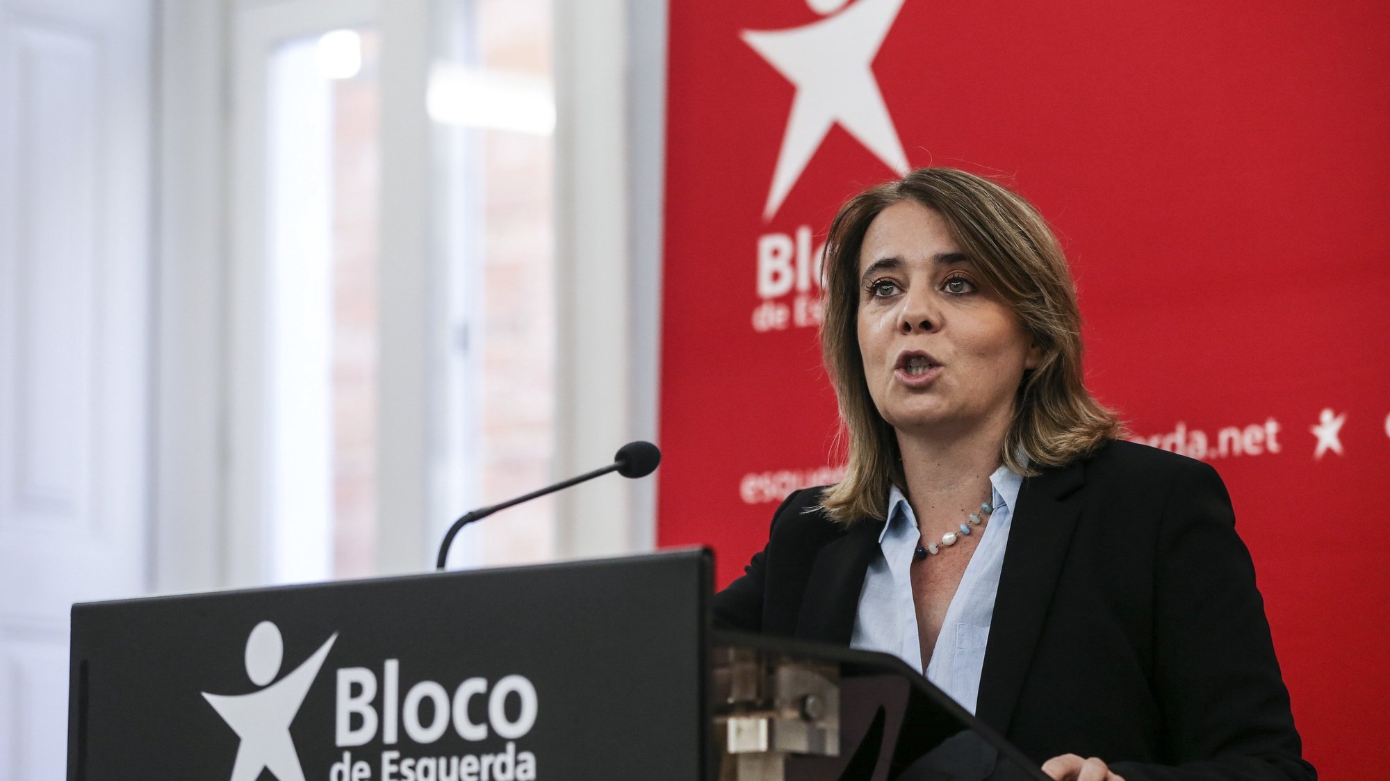 A coordenadora do Bloco de Esquerda (BE), Catarina Martins, fala aos jornalistas durante uma conferência de imprensa sobre as conclusões para o Orçamento do Estado para 2022, na sede nacional do partido, Lisboa, 24 de outubro de 2021. MANUEL DE ALMEIDA / LUSA