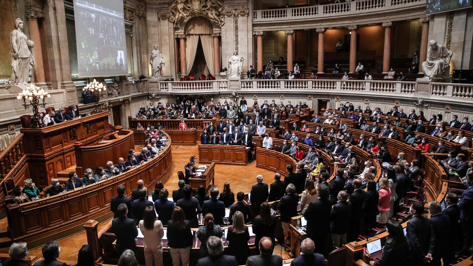 As bancadas parlamentares do Bloco de Esquerda, PCP, PEV, PSD, CDS-PP, Iniciativa Liberal e Chega votam contra a proposta de Orçamento do Estado para 2022 (OE2022), na Assembleia da República, em Lisboa, 27 de outubro de 2021. A proposta de Orçamento do Estado para 2022 entregue no parlamento prevê que a economia portuguesa cresça 4,8% em 2021 e 5,5% em 2022. MÁRIO CRUZ/LUSA