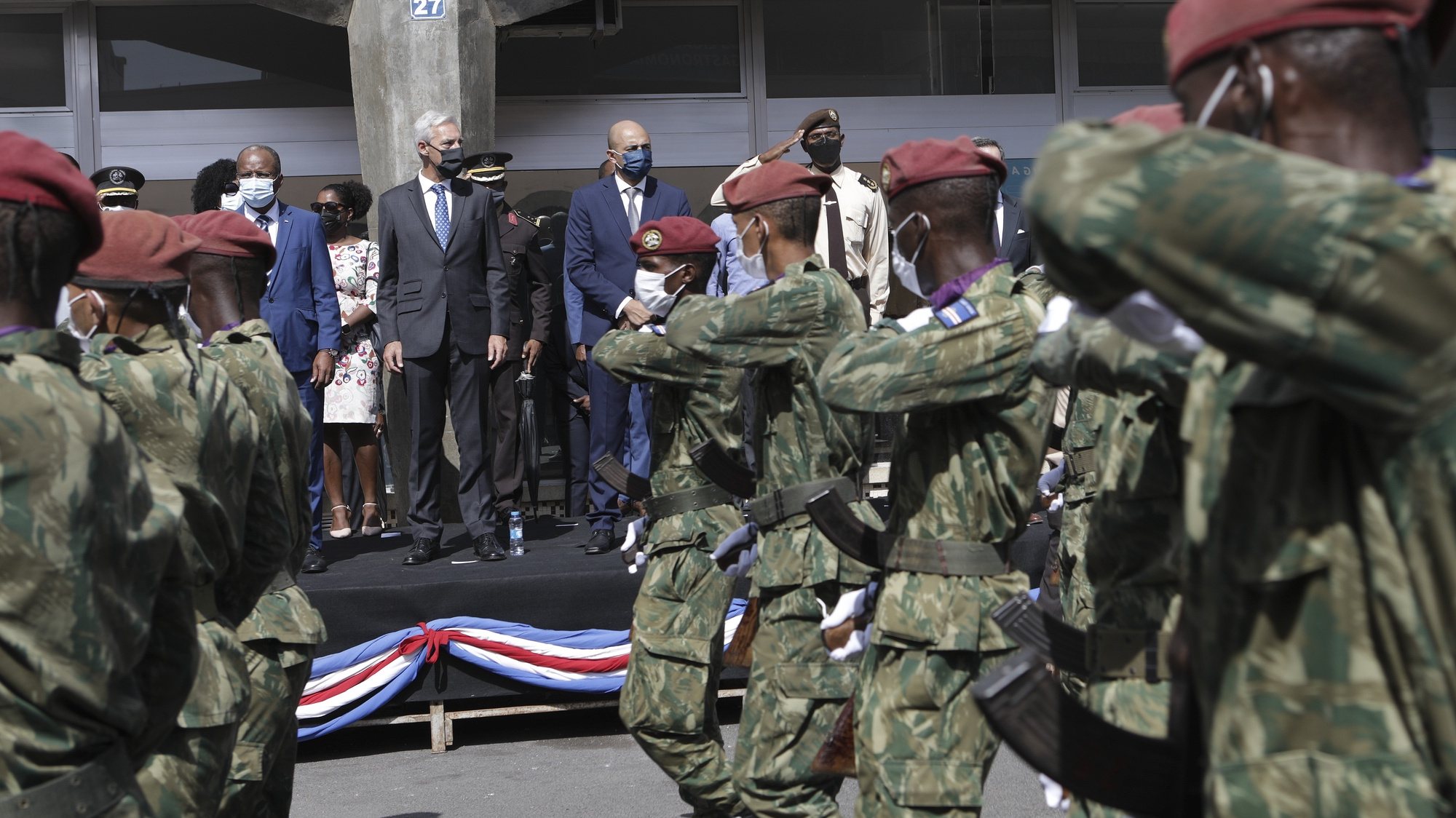 O ministro da Defesa Nacional, João Gomes Cravinho  acompanha do primeiro-ministro Ulisses Correia e Siiva, durante o desfile militar realizado em comemoração ao Dia da Defesa Nacional, na cidade da Praia, em Cabo Verde, 06 de novembro de 2021. ELTON MONTEIRO/LUSA