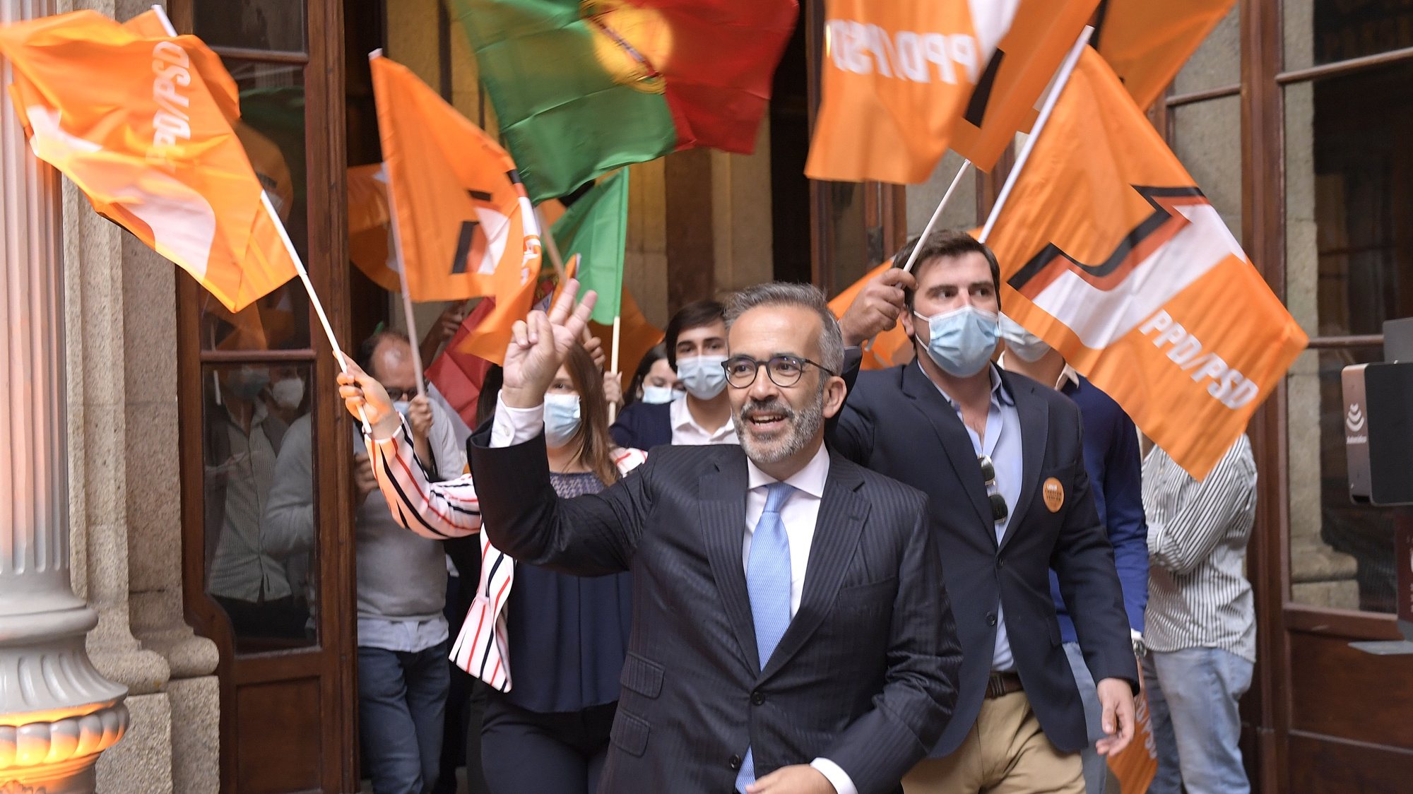 O candidato à liderança do Partido Social Democrata (PSD), Paulo Rangel, à chegada para um encontro com militantes e simpatizantes no Palácio da Bolsa, Porto, 24 de outubro de 2021. FERNANDO VELUDO/LUSA