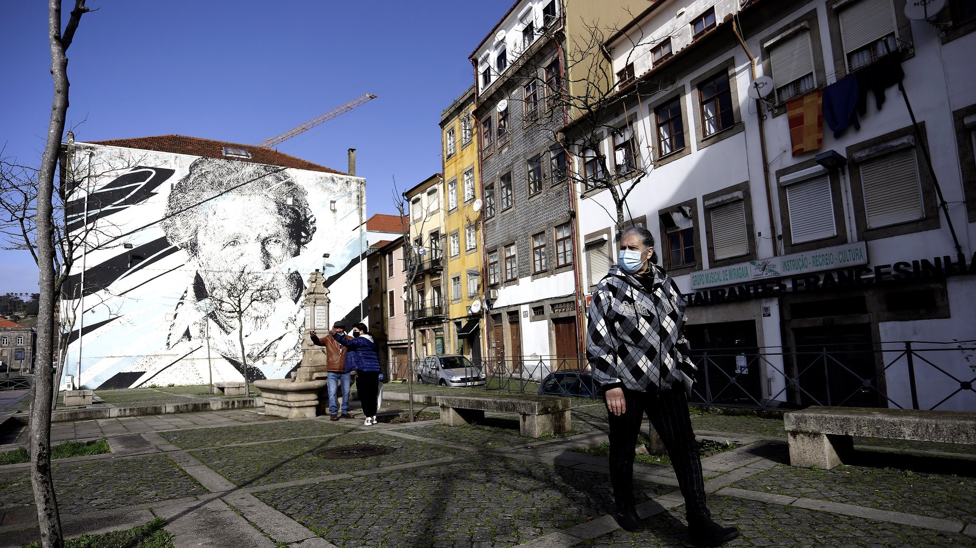 Mulher caminha na zona histórica da cidade, durante período com medidas de restrição impostas pelo novo confinamento, na sequência da pandemia de Covid-19, Porto, 30 de janeiro de 2021. MANUEL FERNANDO ARAUJO/LUSA