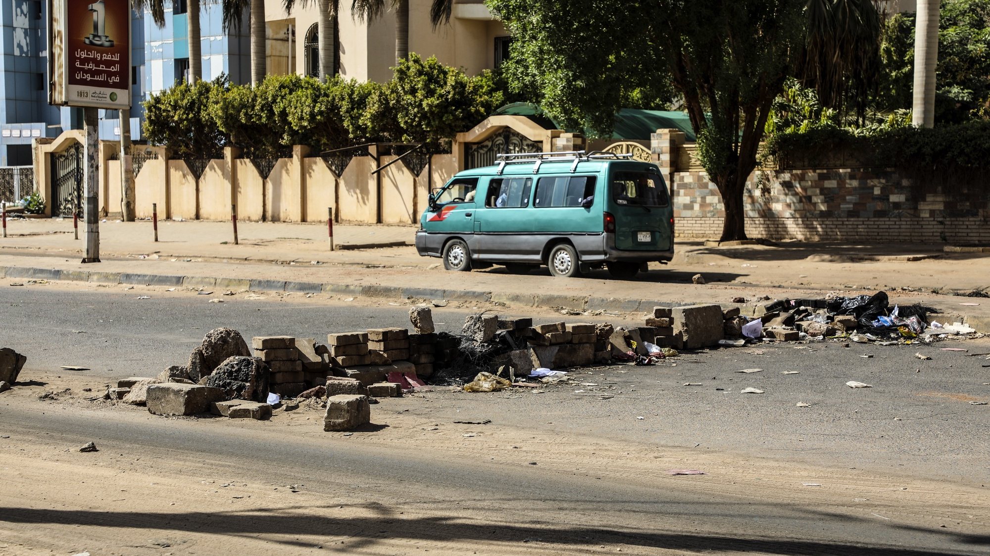 Khartoum, Suadan, restos de uma barricada após tentativa de golpe de estado